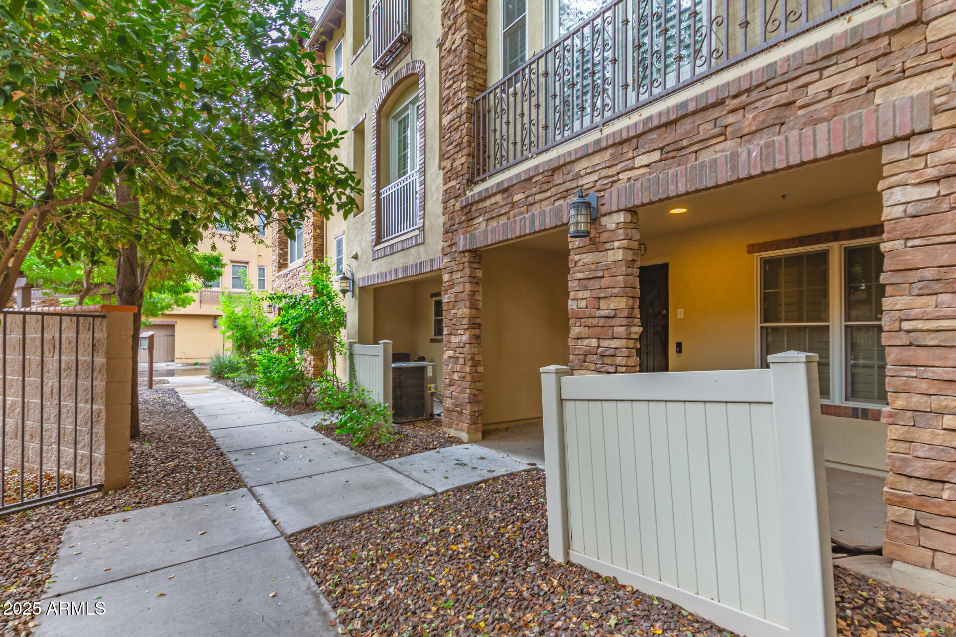 2444 E MONTECITO Avenue