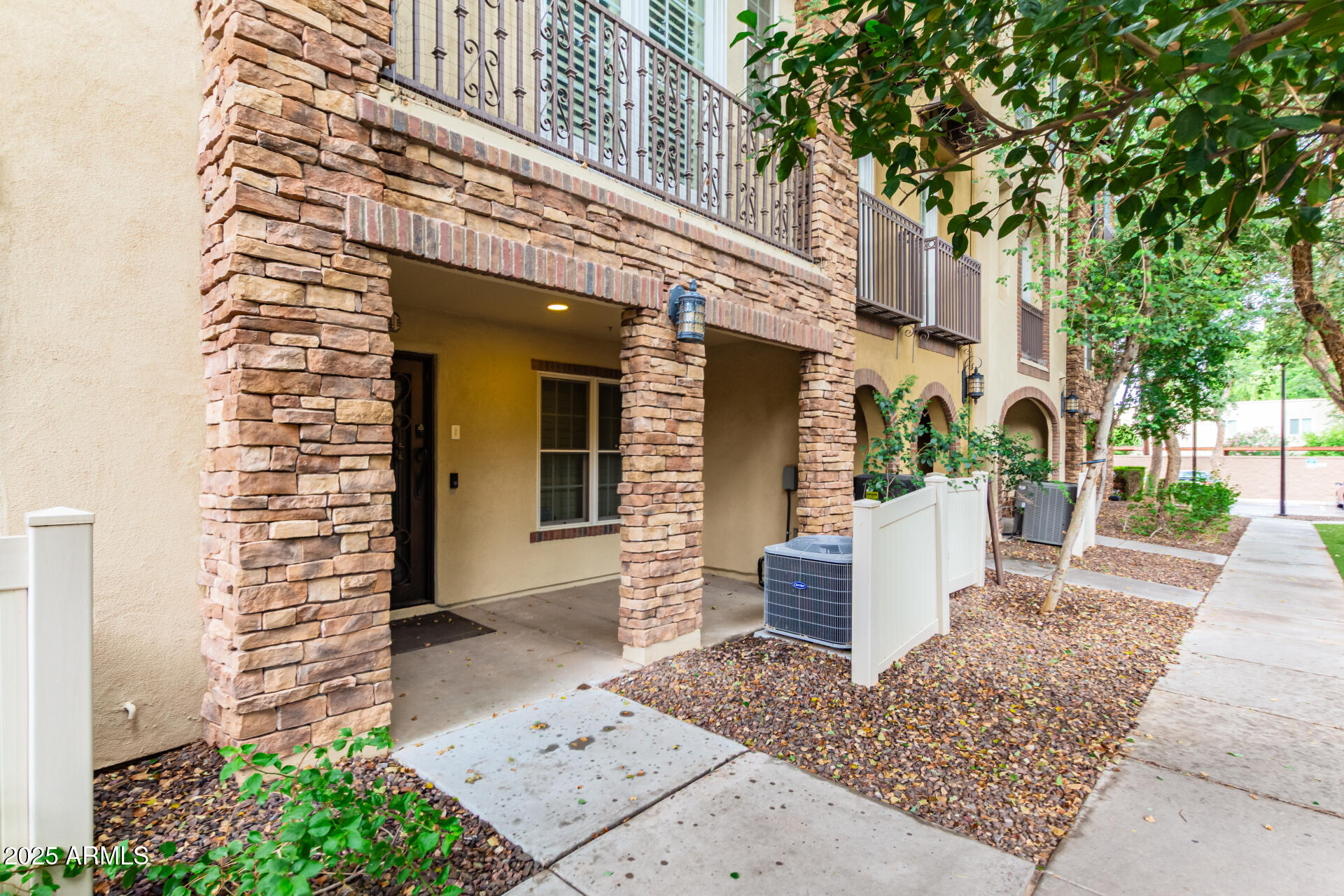 2444 E MONTECITO Avenue