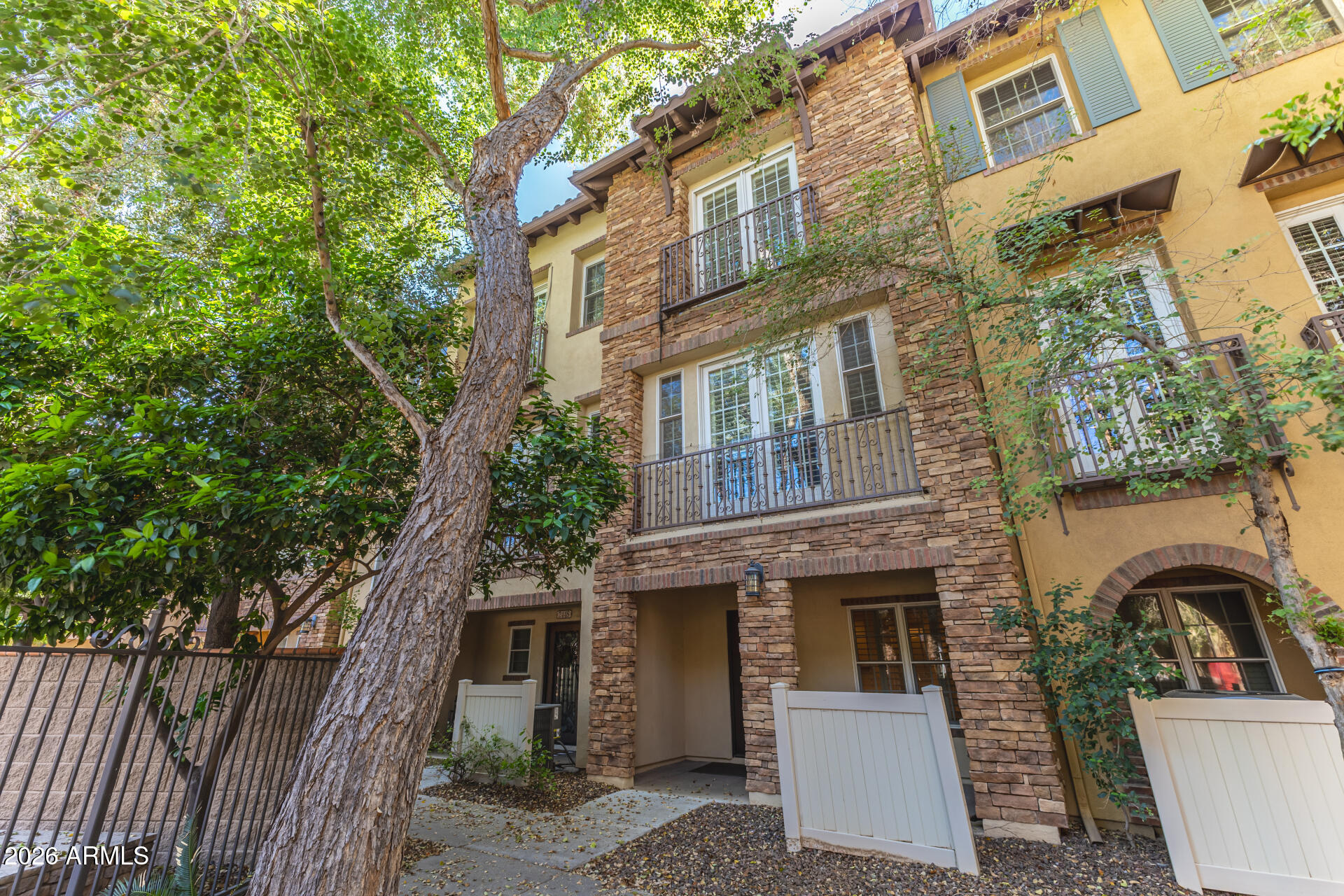 2444 E MONTECITO Avenue