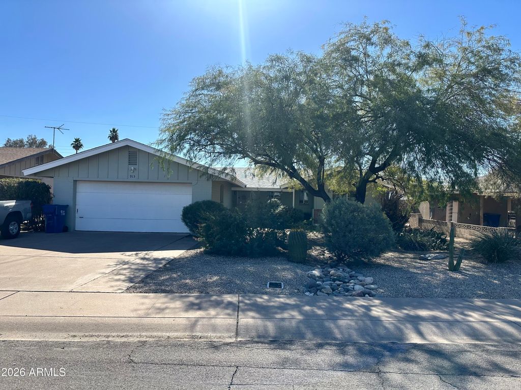 Photo of 915 E Campus Drive, Tempe, AZ 85282 (MLS # 6991664)