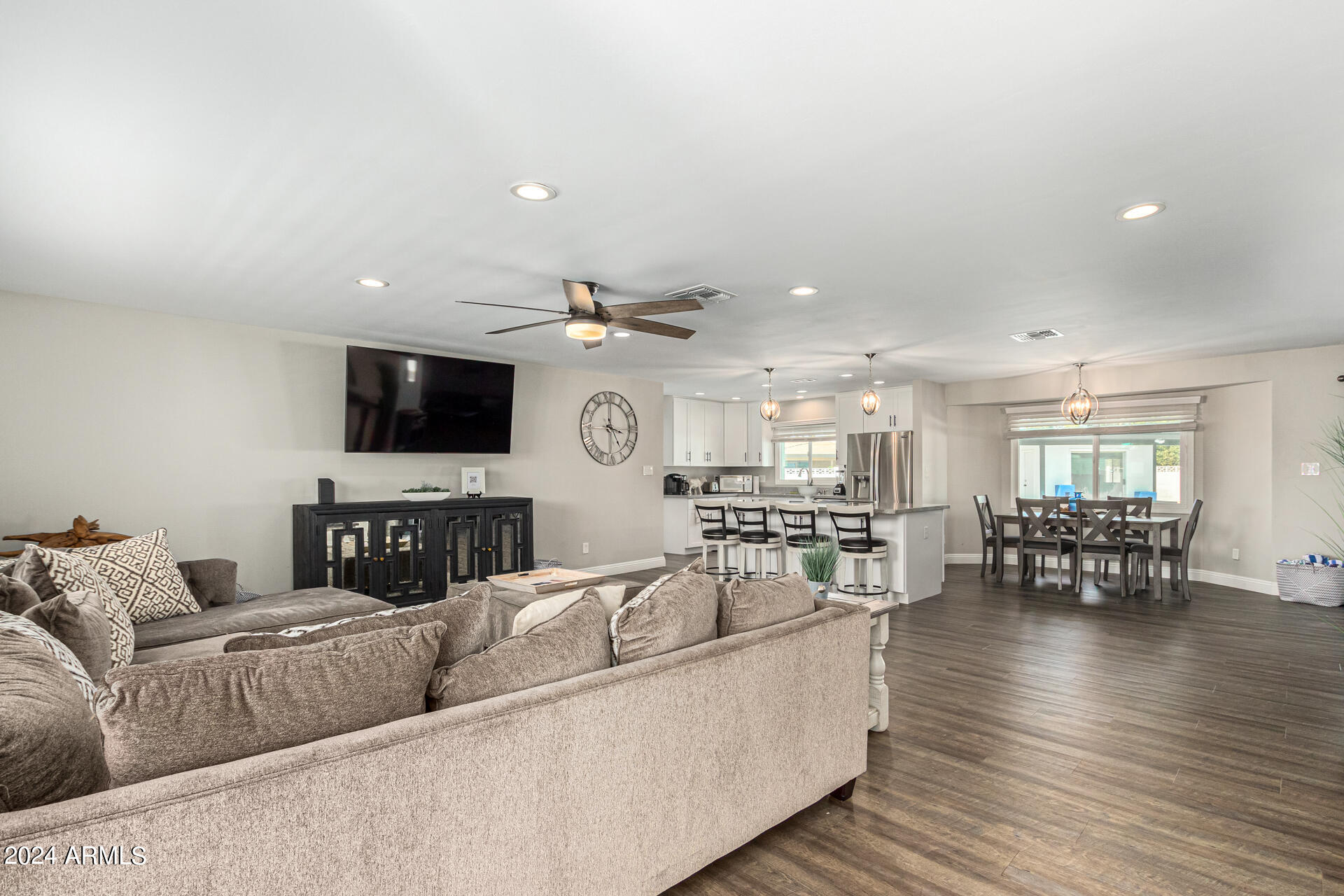 8714 E MACKENZIE Drive