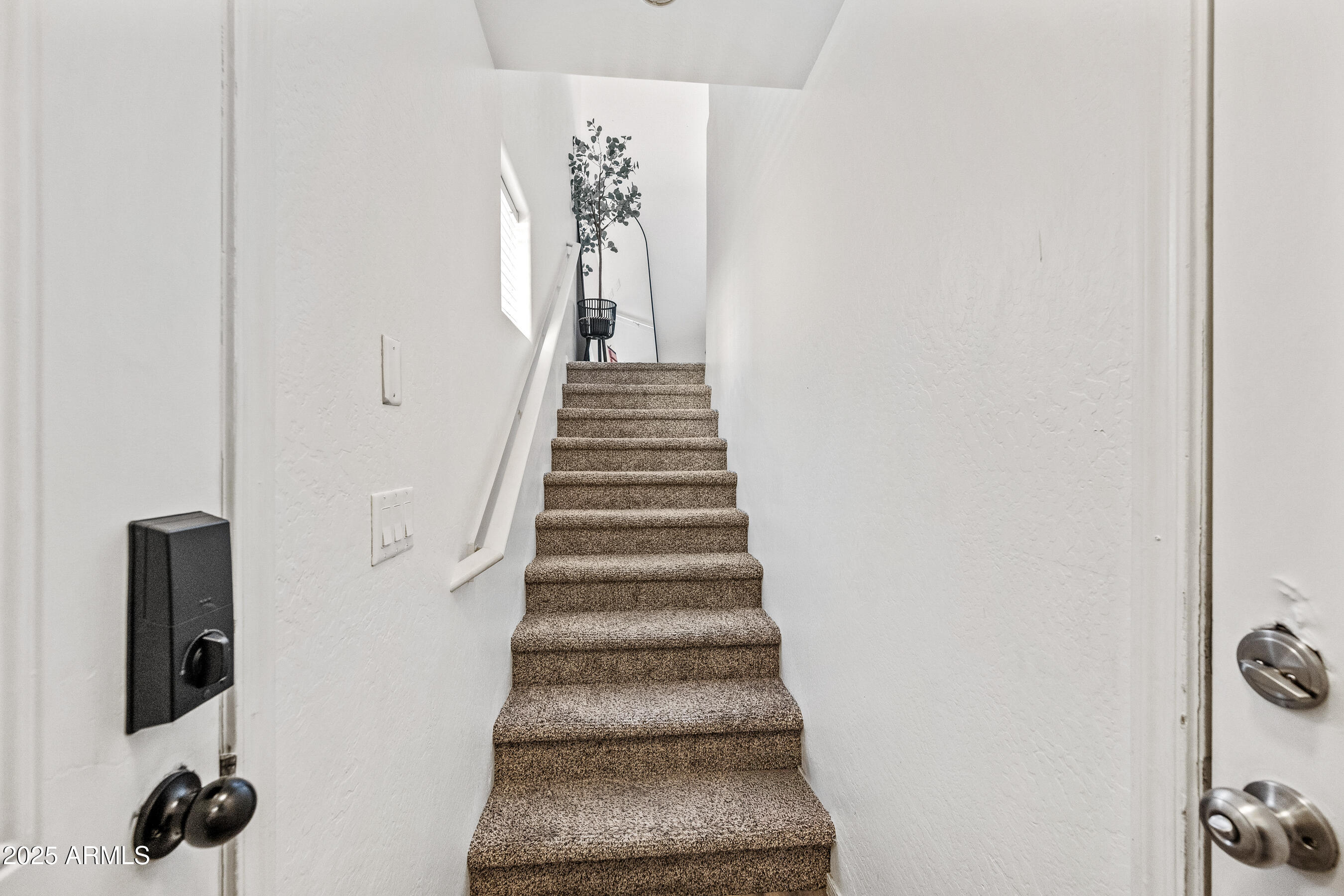 8115 W LYNWOOD Street