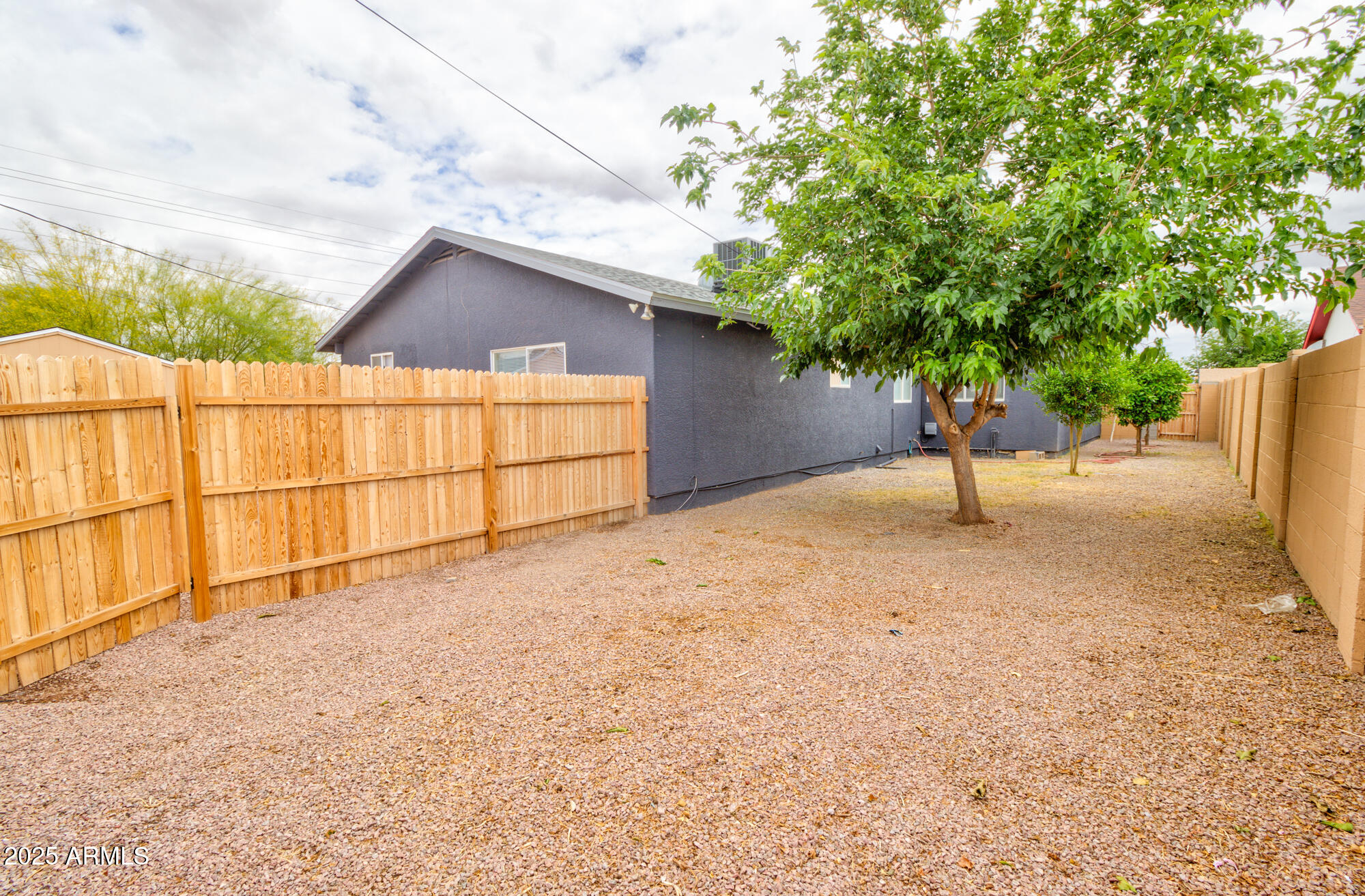 418 E 5TH Street