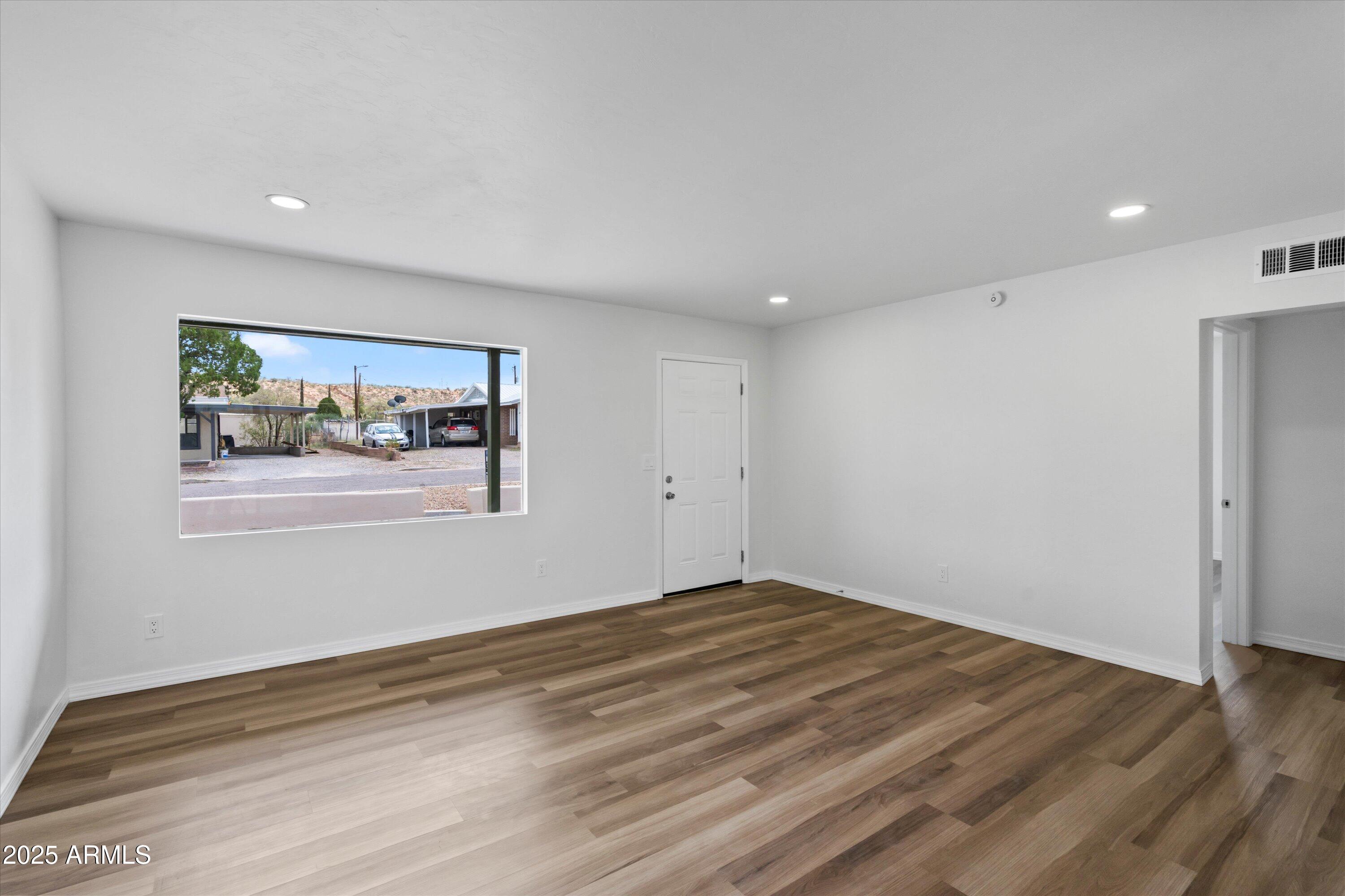 468 W DUANE Street