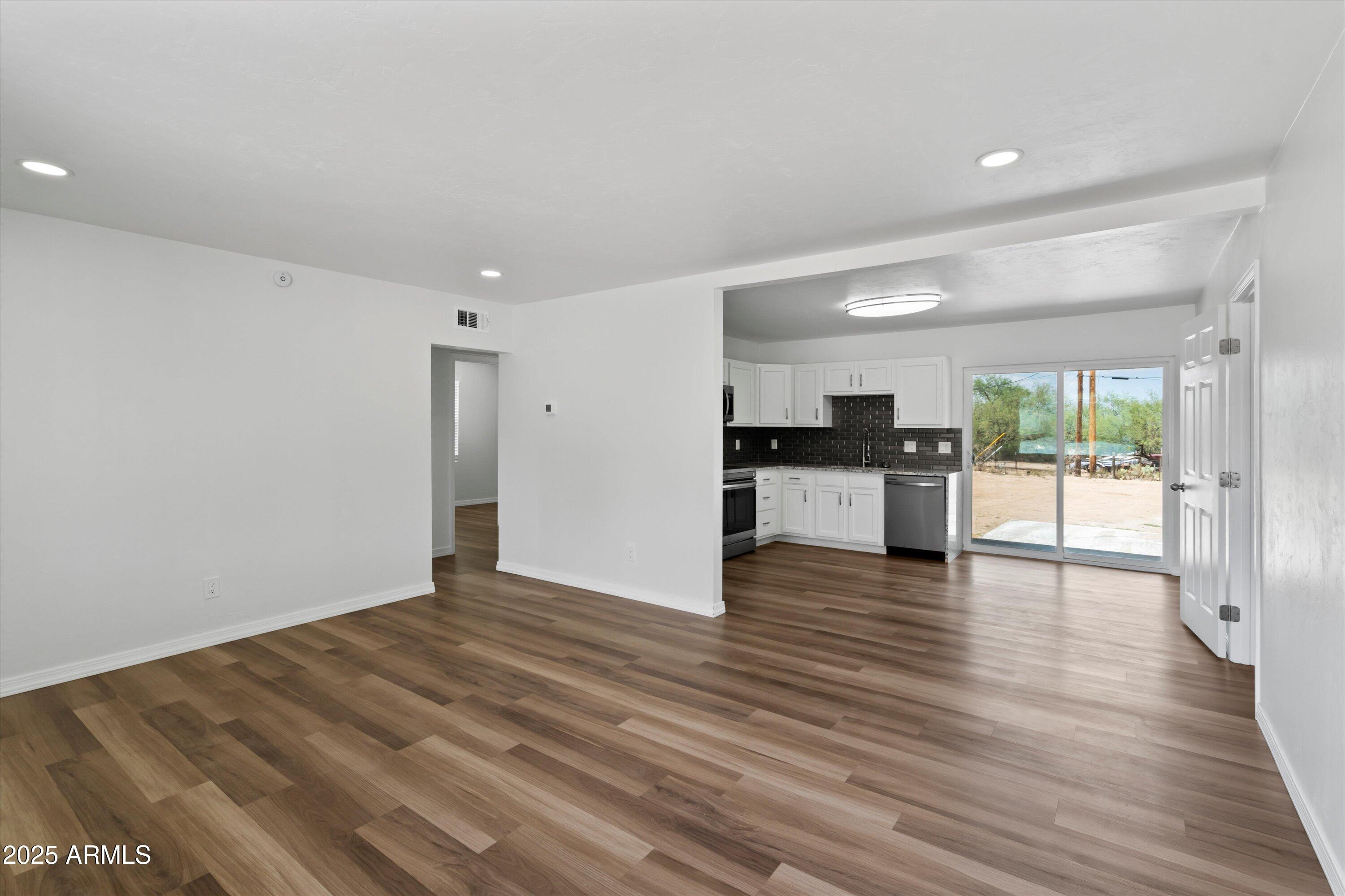 468 W DUANE Street