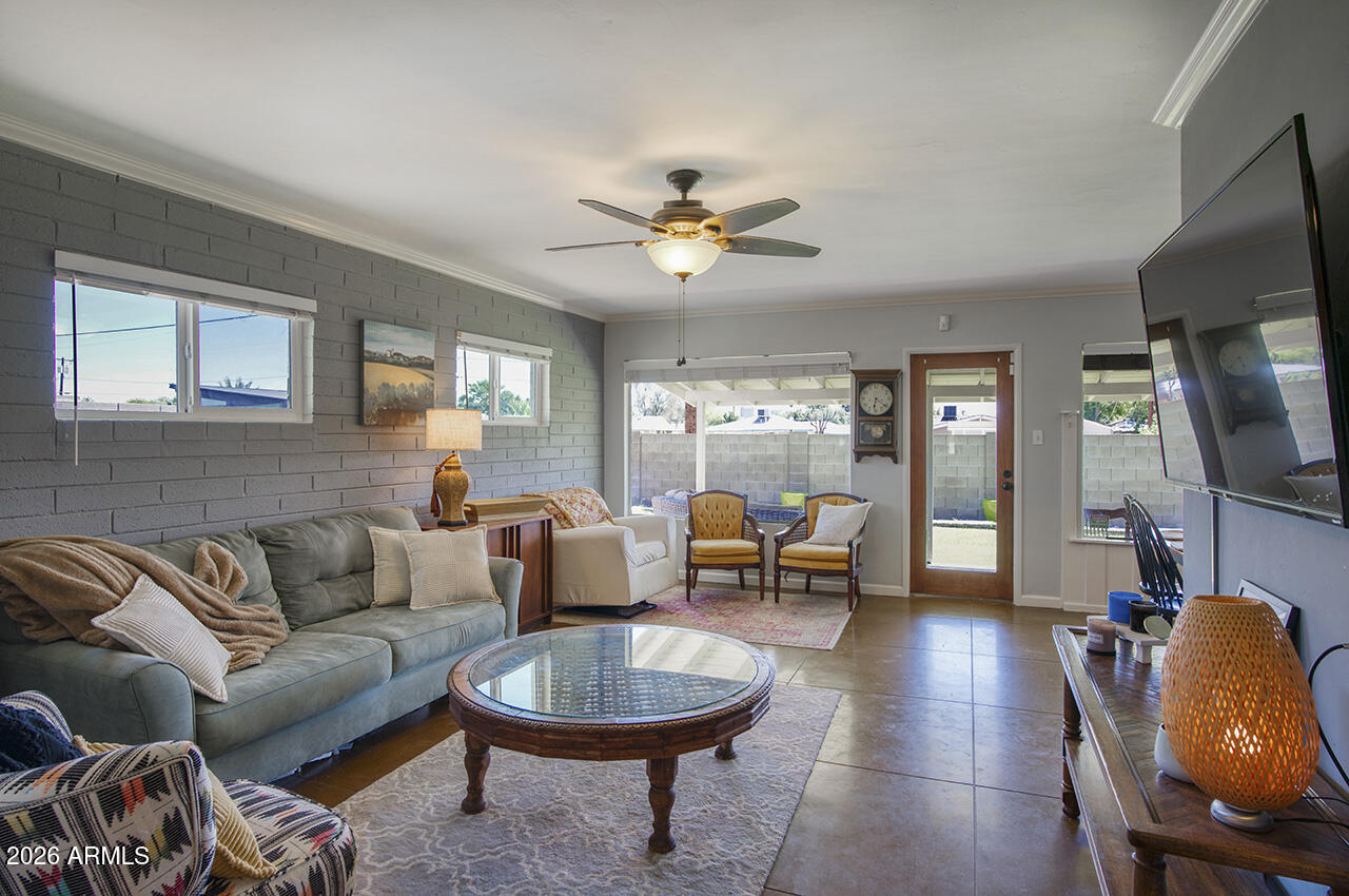 1119 W CAMPBELL Avenue