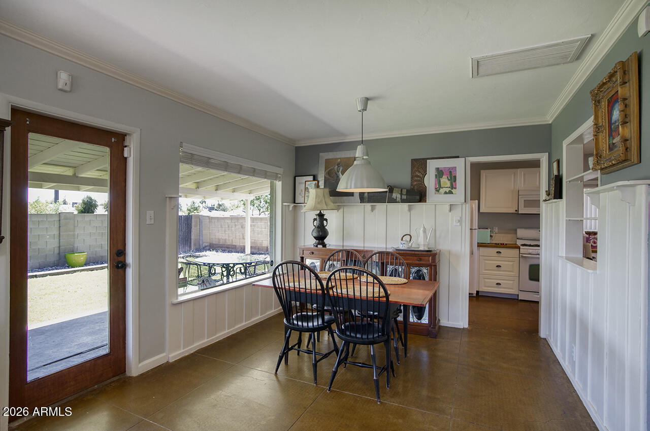 1119 W CAMPBELL Avenue