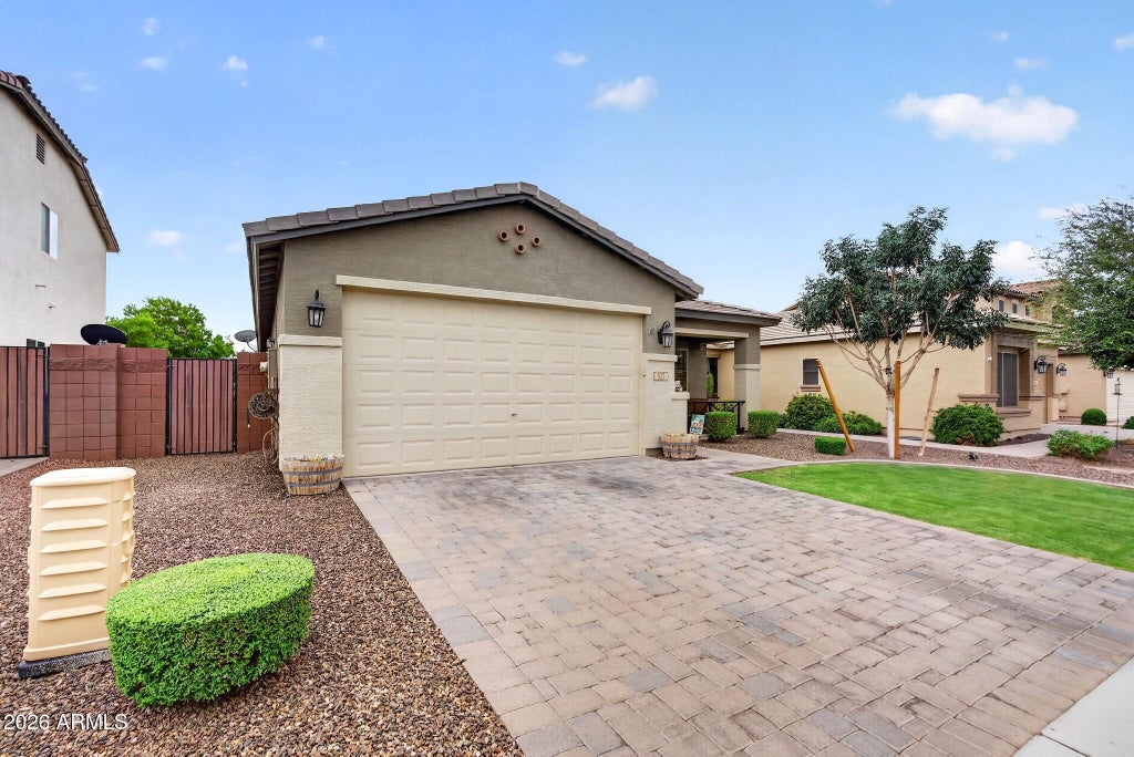 Photo of 827 W Banyan Avenue, San Tan Valley, AZ 85140 (MLS # 7087943)
