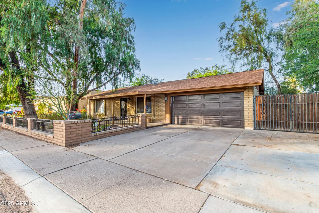 Photo of 5924 W Loma Lane, Glendale, AZ 85302 (MLS # 6962526)