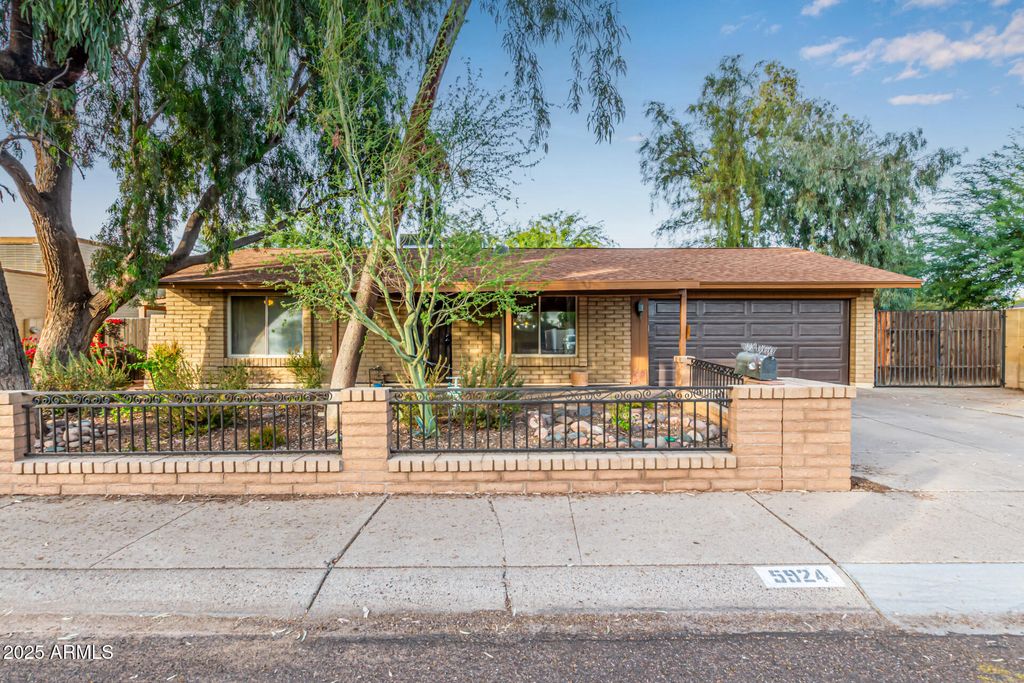 Photo of 5924 W Loma Lane, Glendale, AZ 85302 (MLS # 6962526)