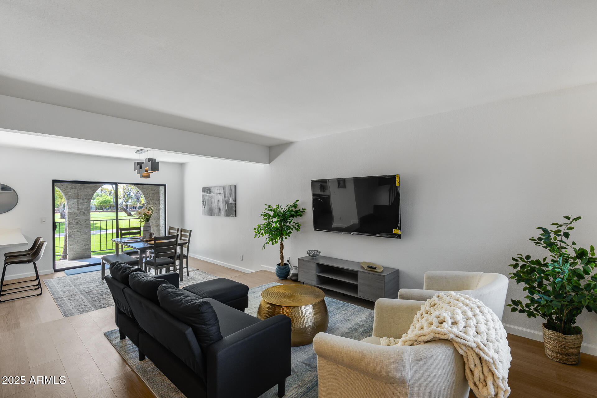 2524 S EL PARADISO -- 15