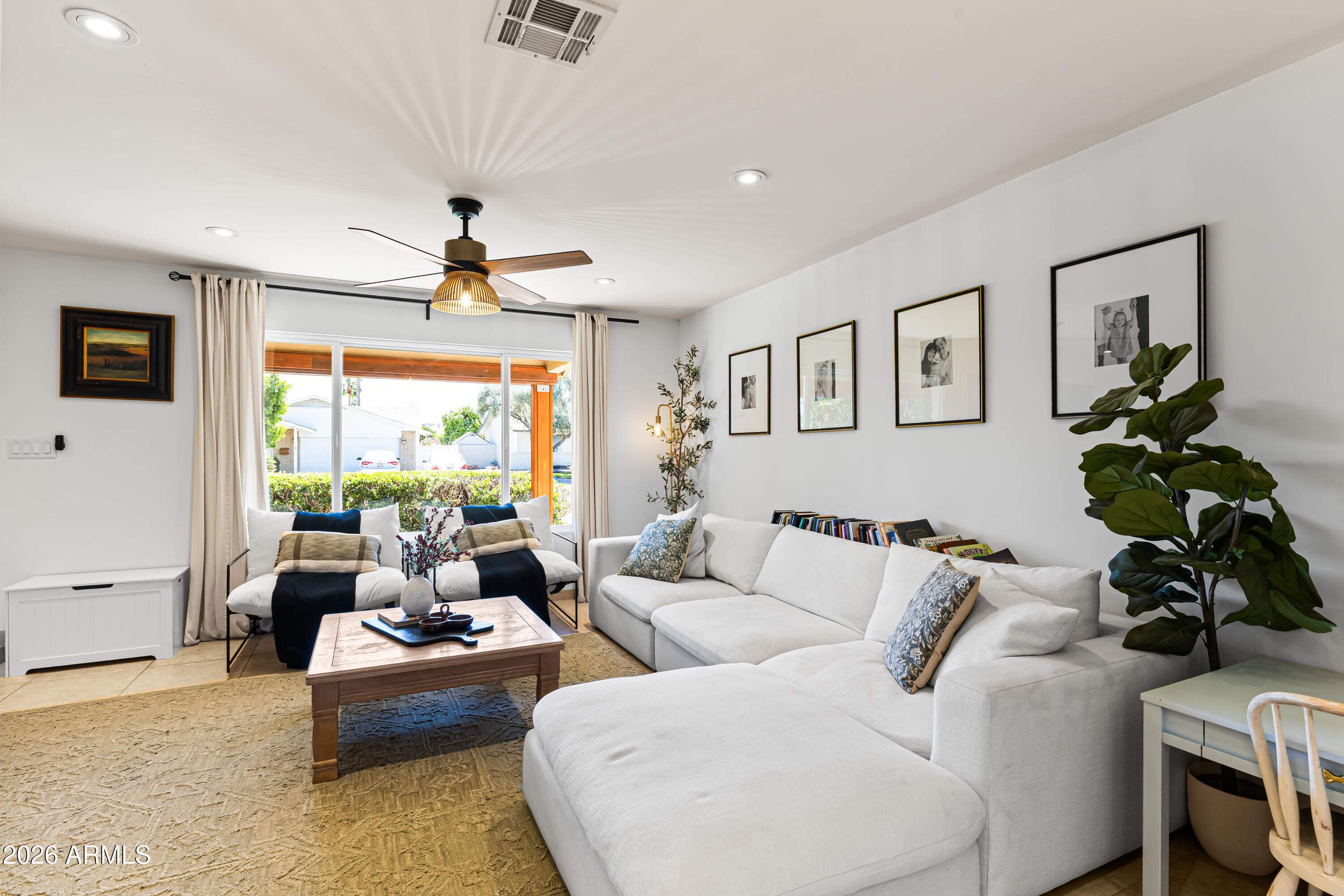 2814 E SIERRA Street