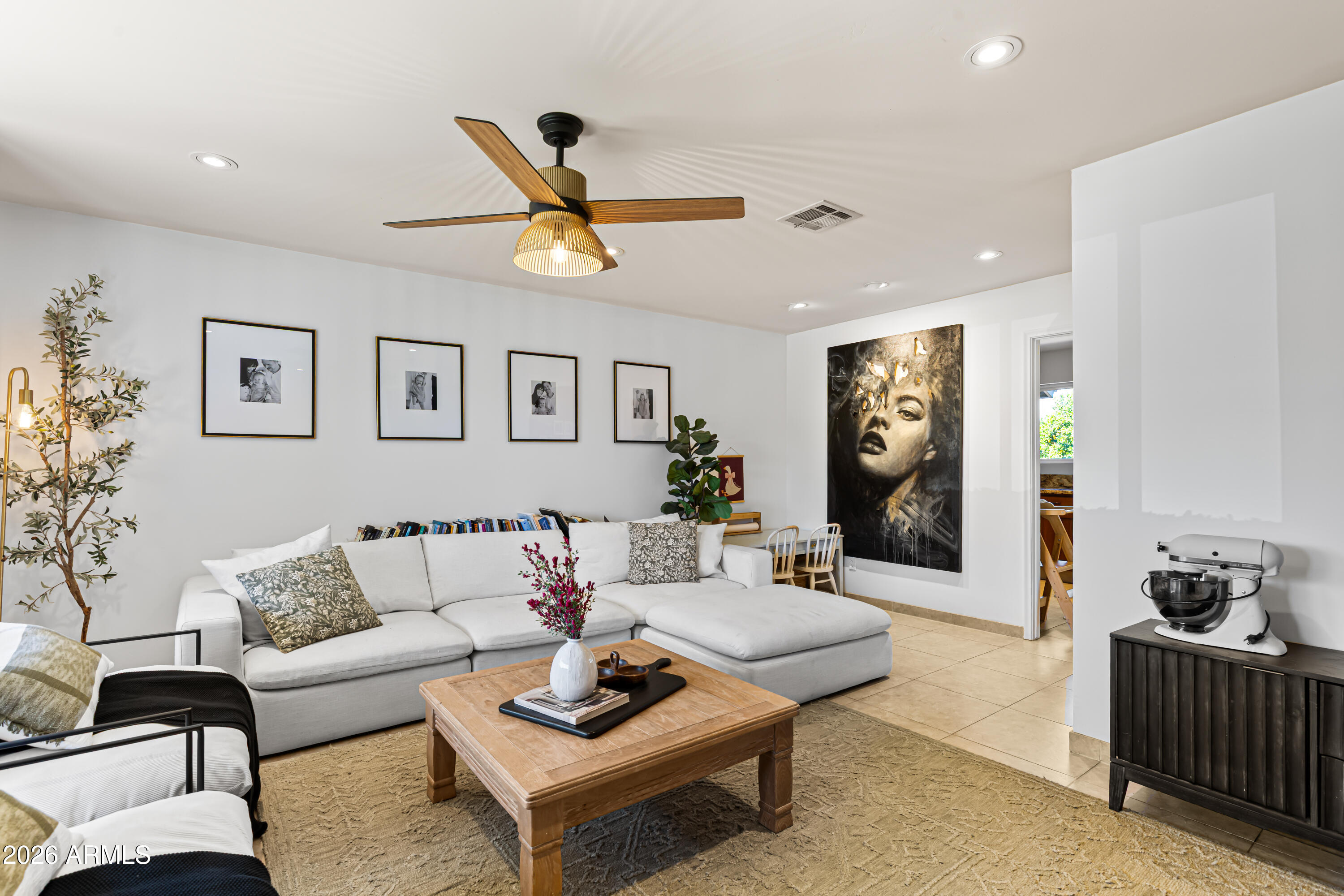 2814 E SIERRA Street