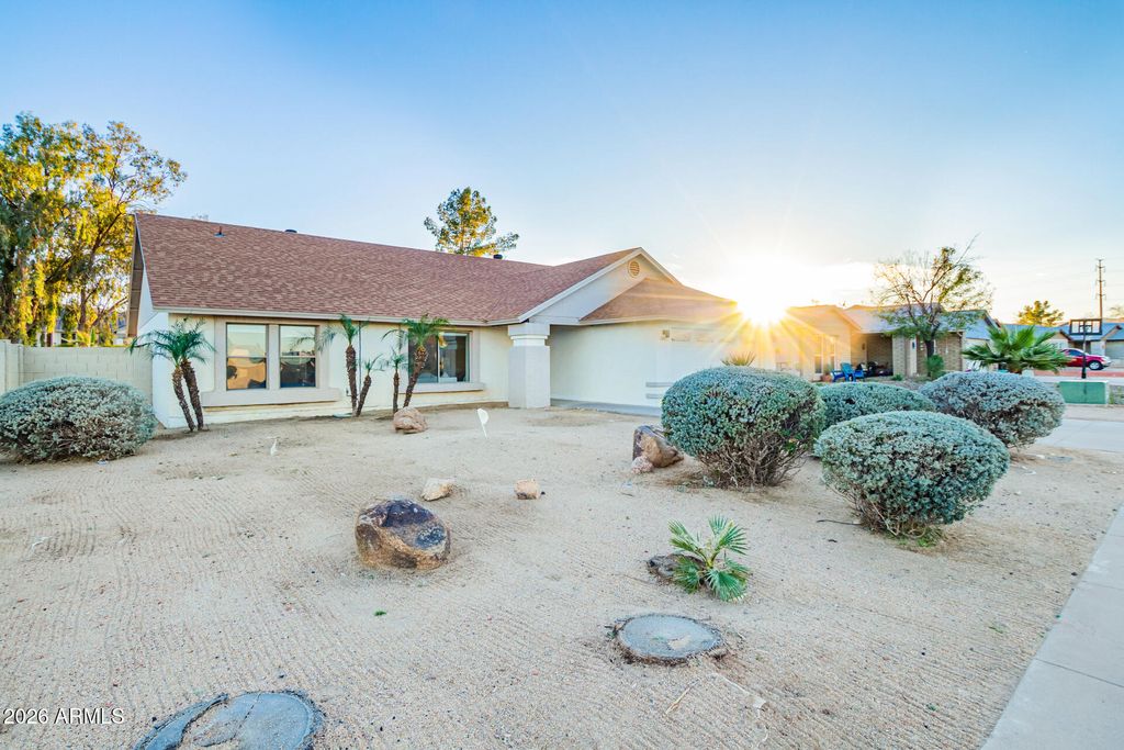 Photo of 915 W Diamond Drive, Tempe, AZ 85283 (MLS # 6963909)