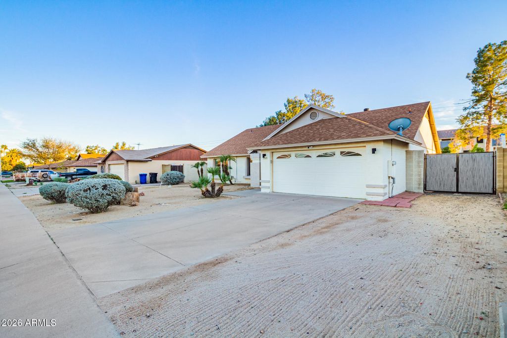 Photo of 915 W Diamond Drive, Tempe, AZ 85283 (MLS # 6963909)