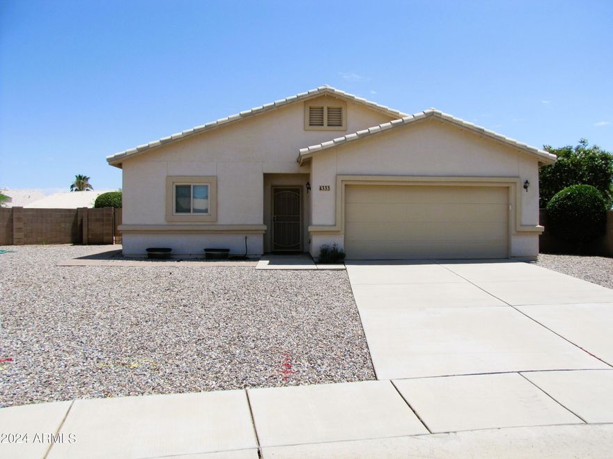 This 3BR/2BA/2CG, 1378 sq.ft. home on a cul-de-sac, is centrally located in Sierra Vista, AZ minutes from Ft. Huachuca, shopping, schools and Canyon Vista Medical Center. The open-floor plan includes a large living area, central A/C and fully landscaped yards.