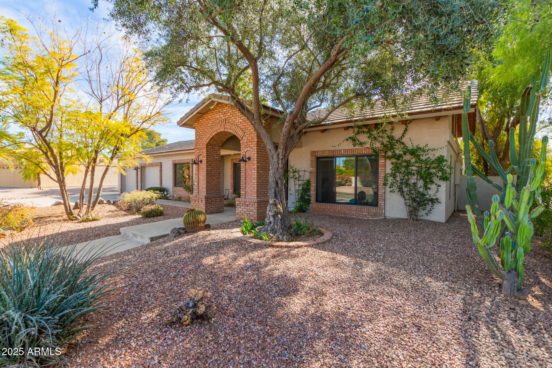 8005 N VIA DE LAGO --