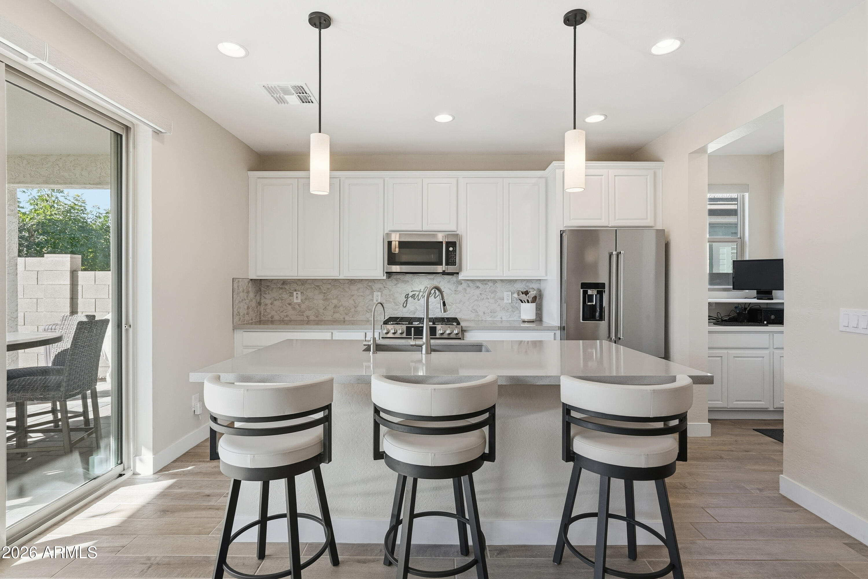 1393 W CALLE DE FLORES --