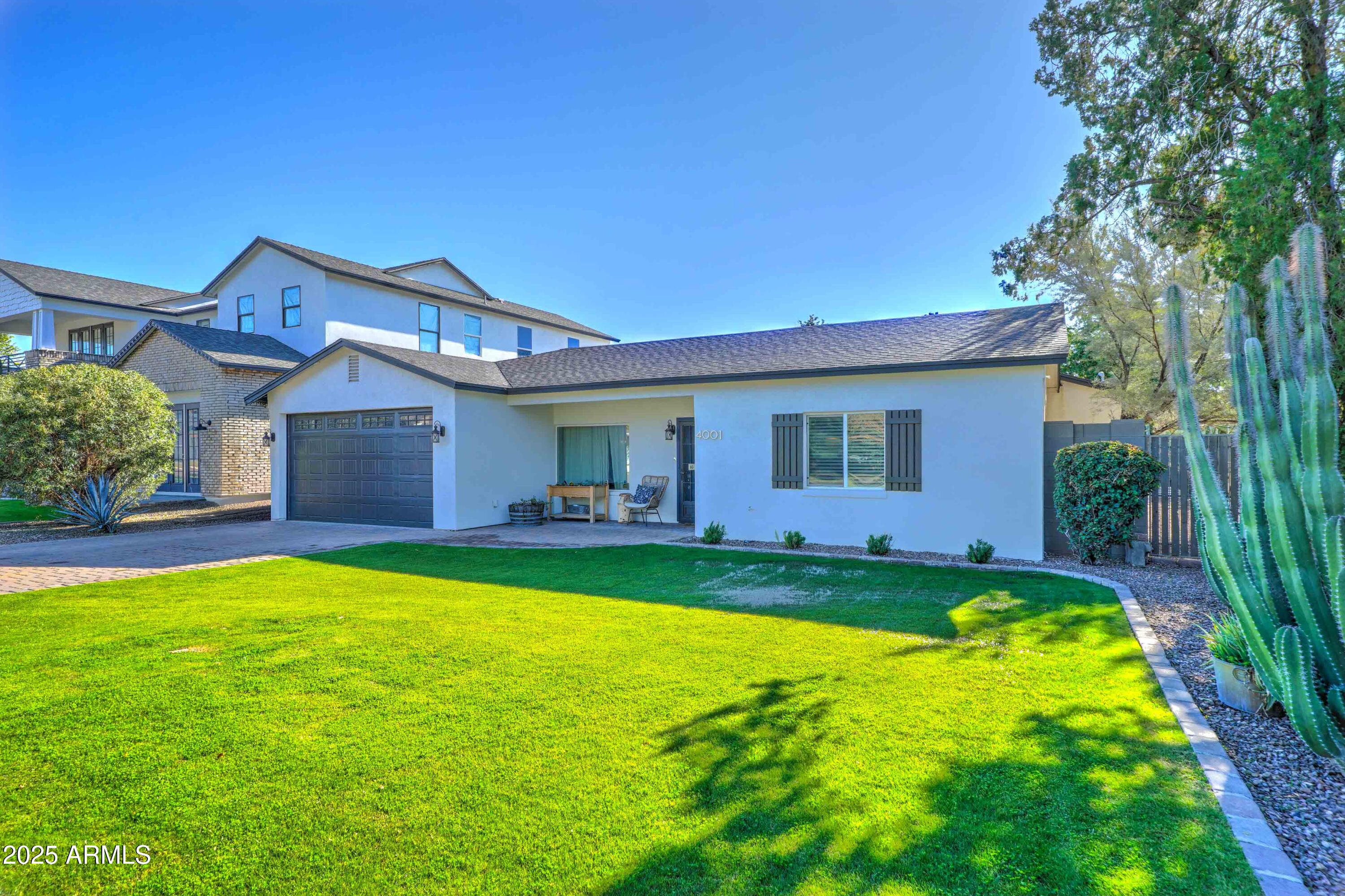 4001 E INDIANOLA Avenue