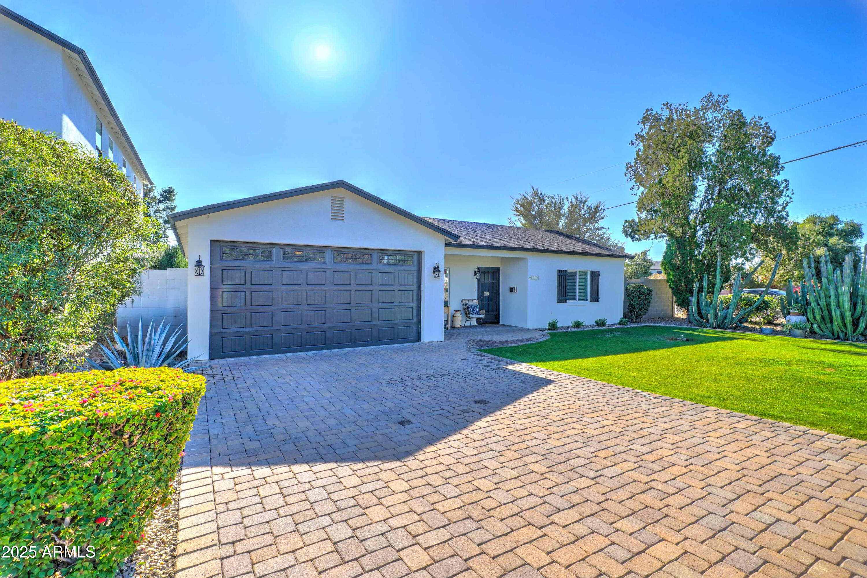 4001 E INDIANOLA Avenue