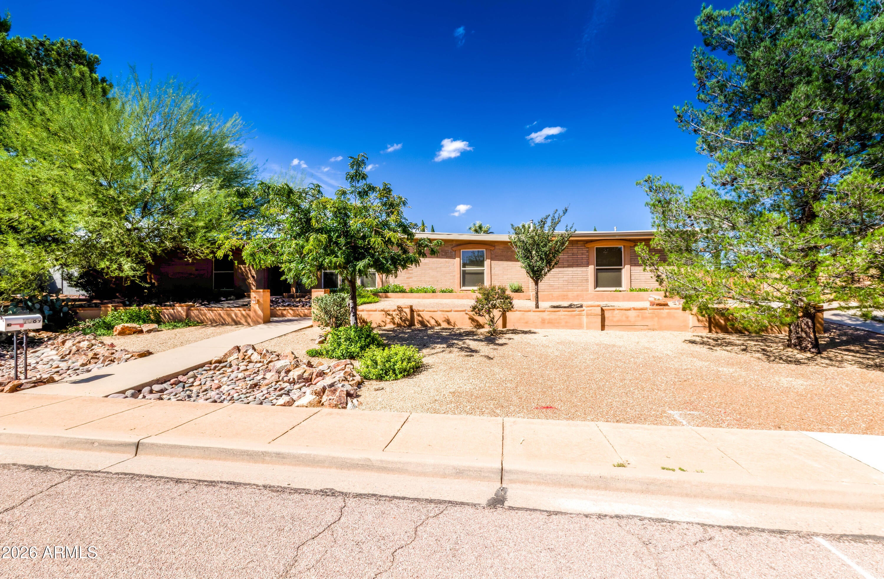 1689 CRESTWOOD Drive