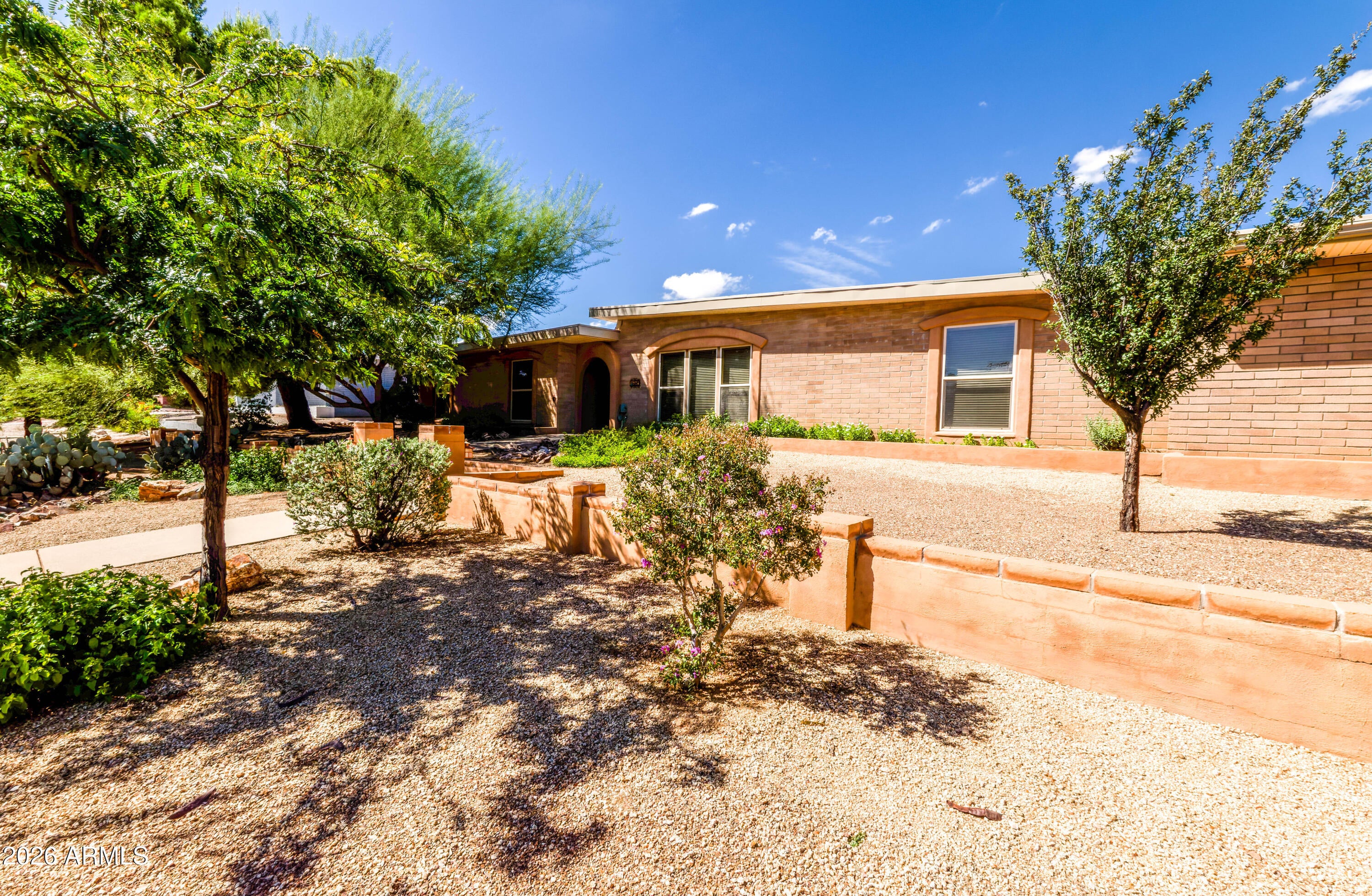1689 CRESTWOOD Drive
