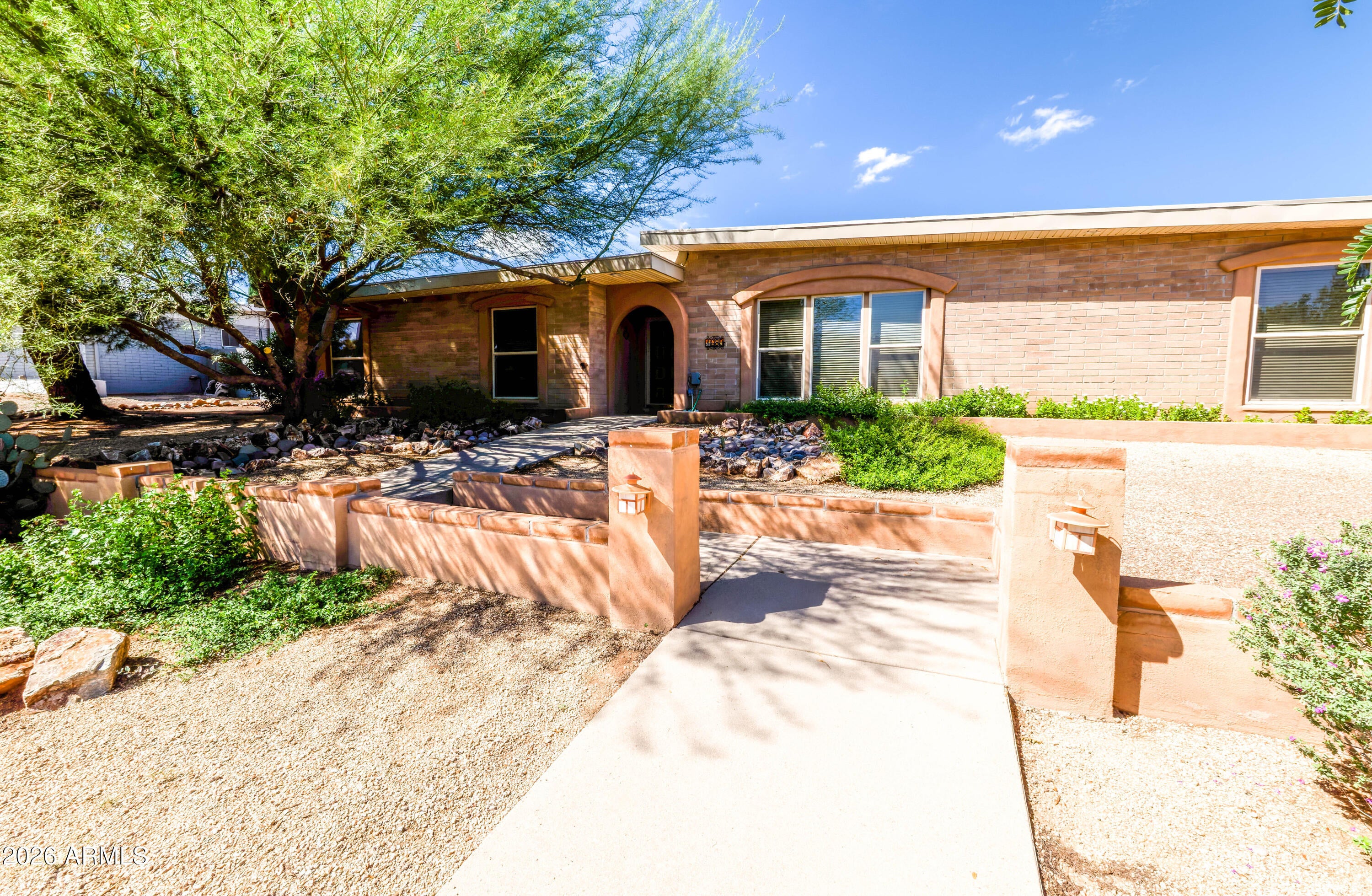 1689 CRESTWOOD Drive