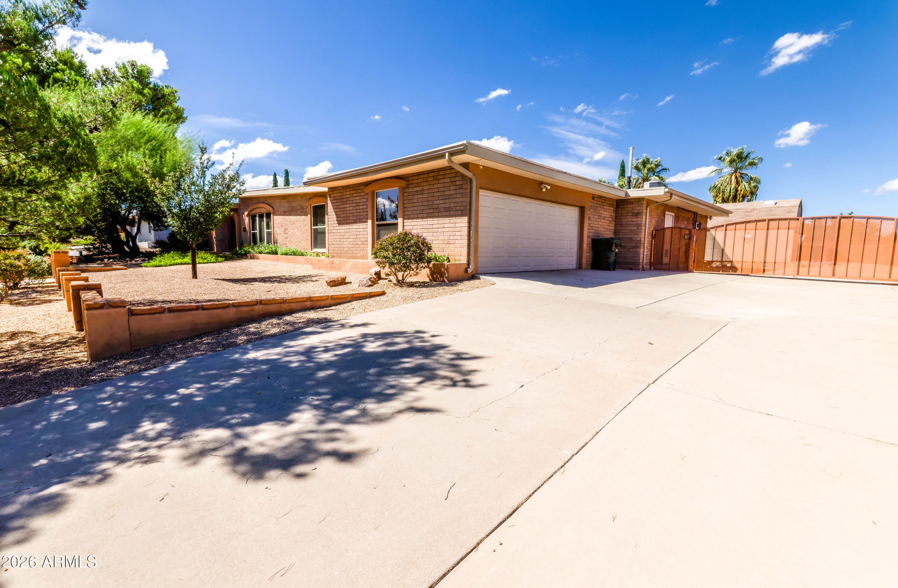 1689 CRESTWOOD Drive