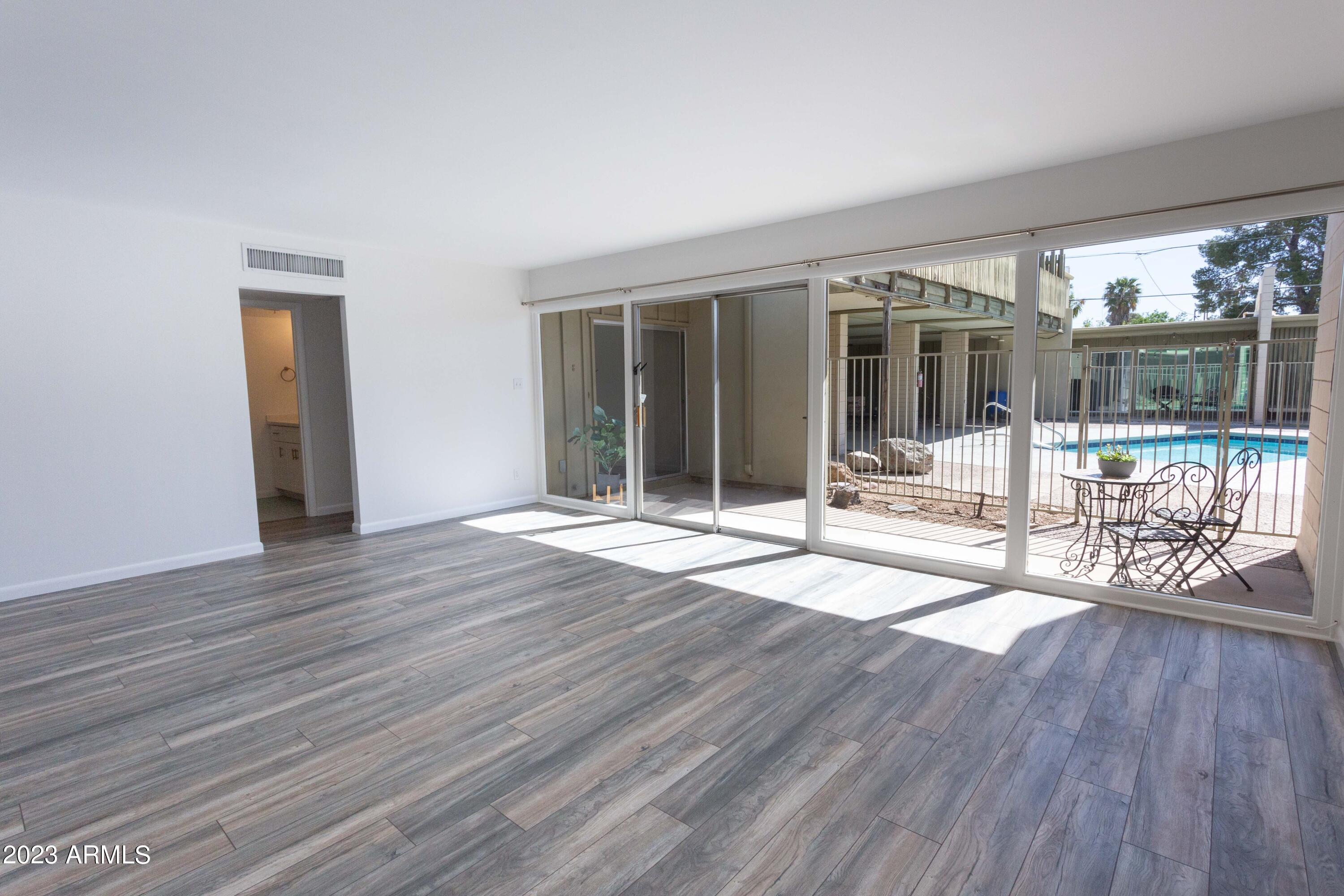 1043 E Maryland Avenue Apt 5