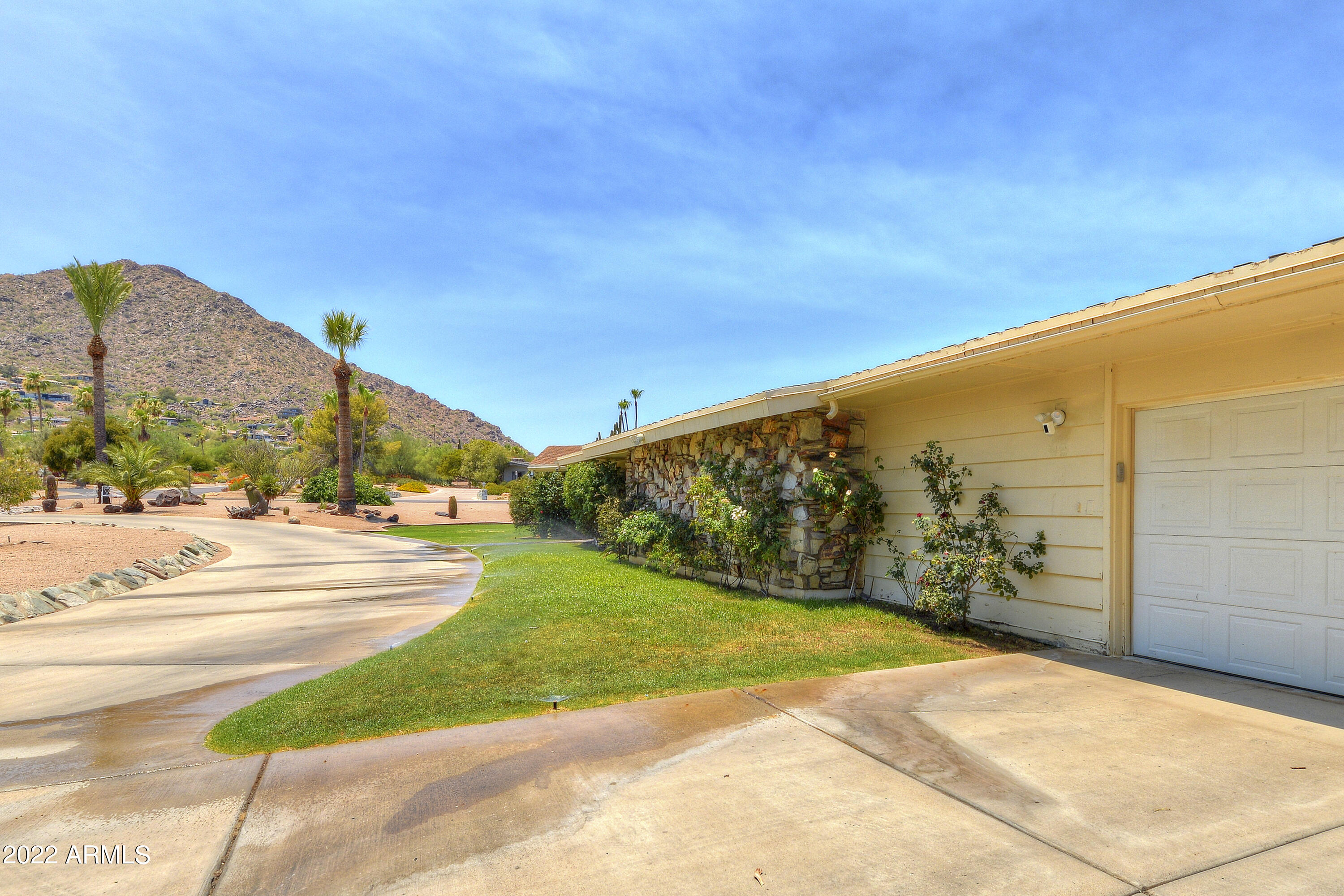 ROLLING HILLS - Residential
