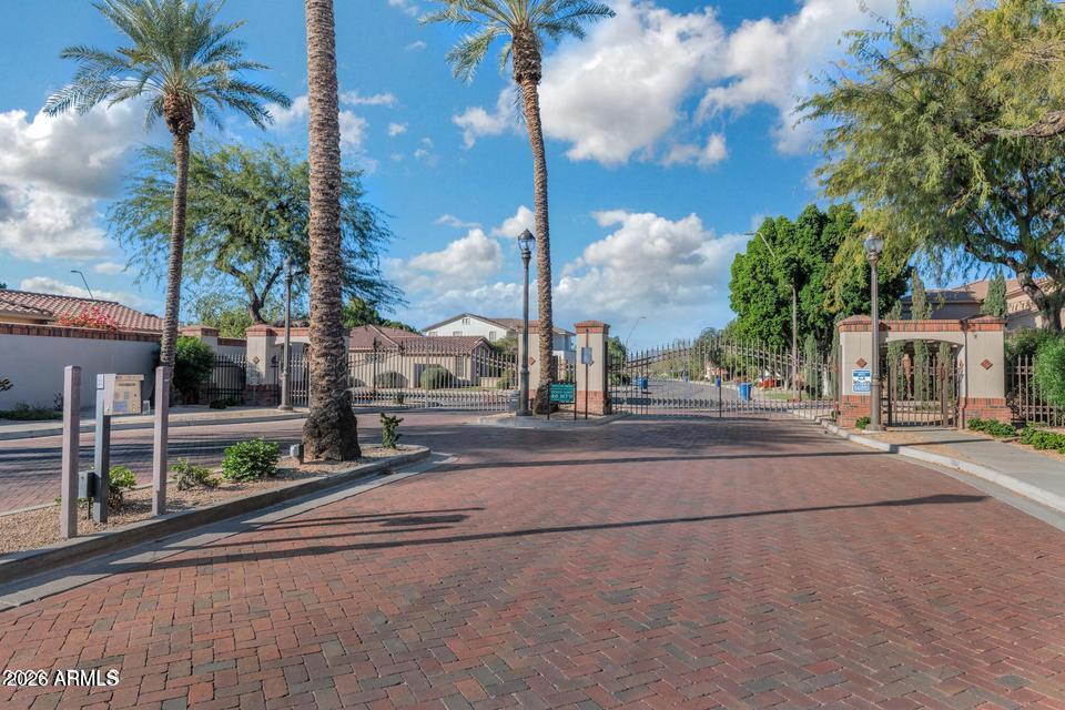 Properties 2 616 E KRISTA Way