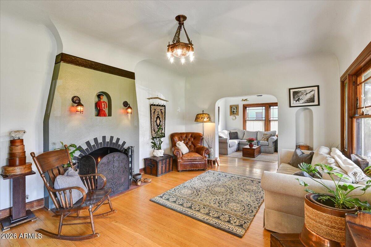 922 W WILLETTA Street