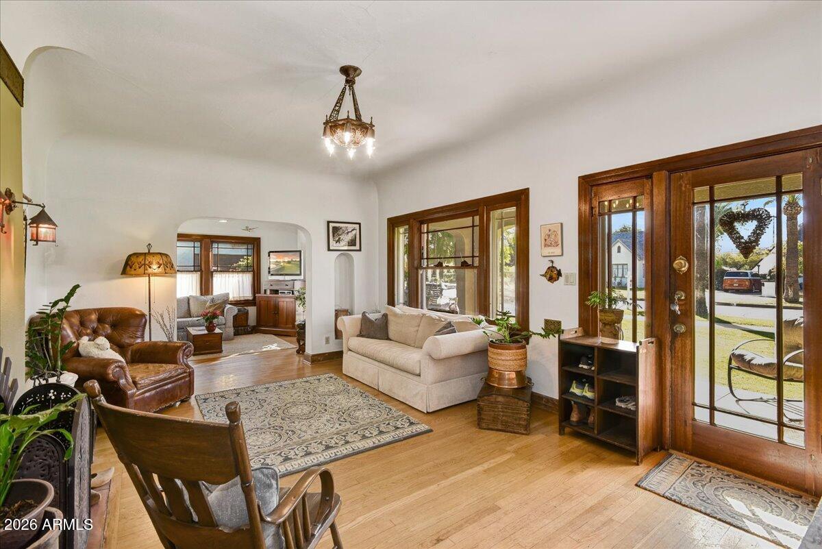 922 W WILLETTA Street