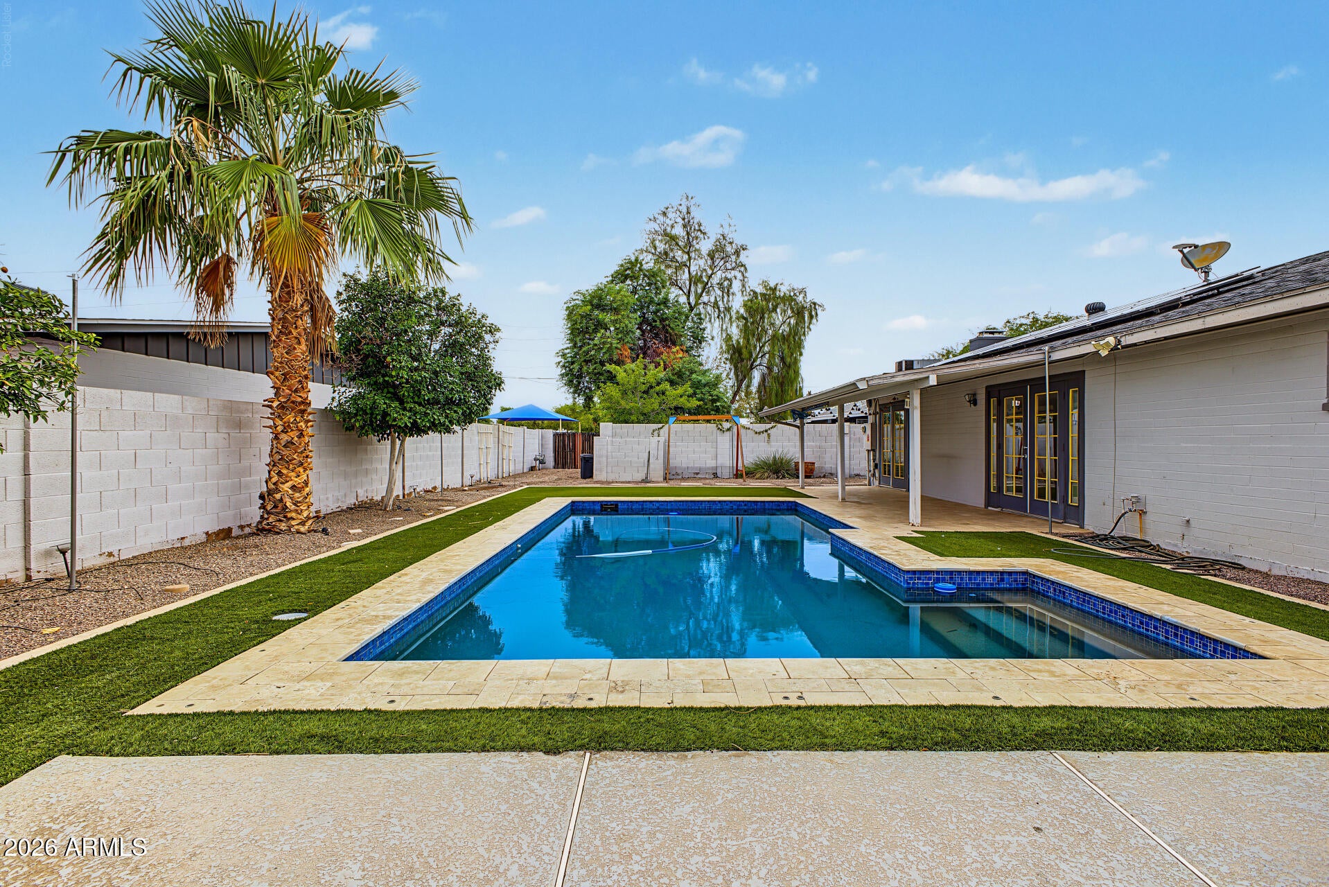 1537 E BISHOP Drive