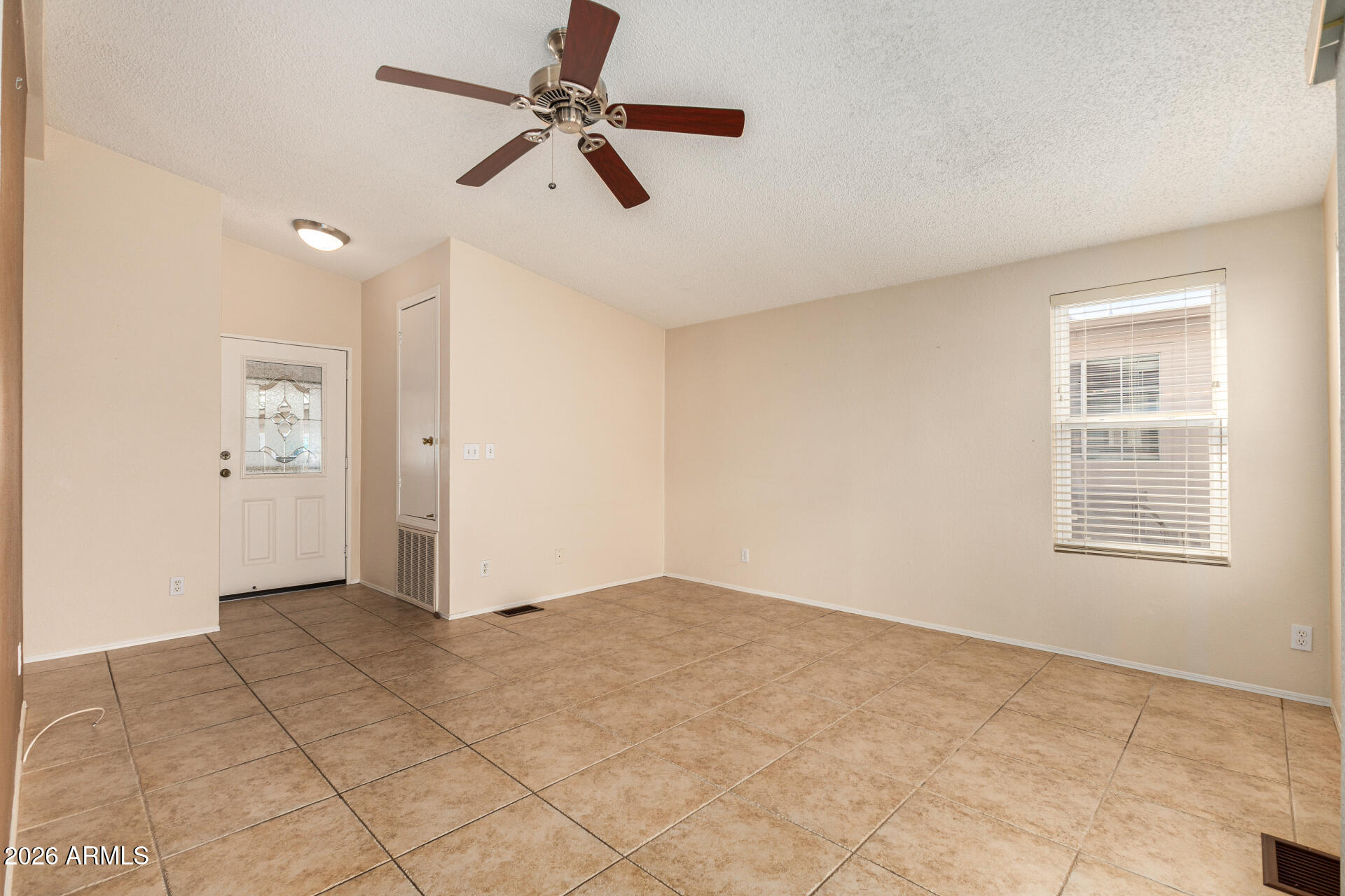 1736 E AUGUSTA Avenue