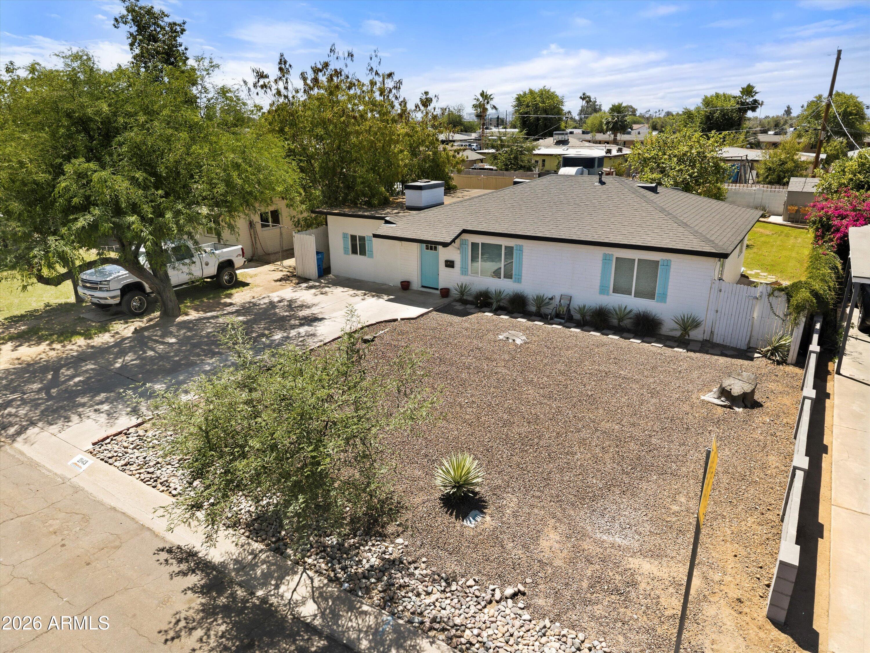 2143 W MINNEZONA Avenue