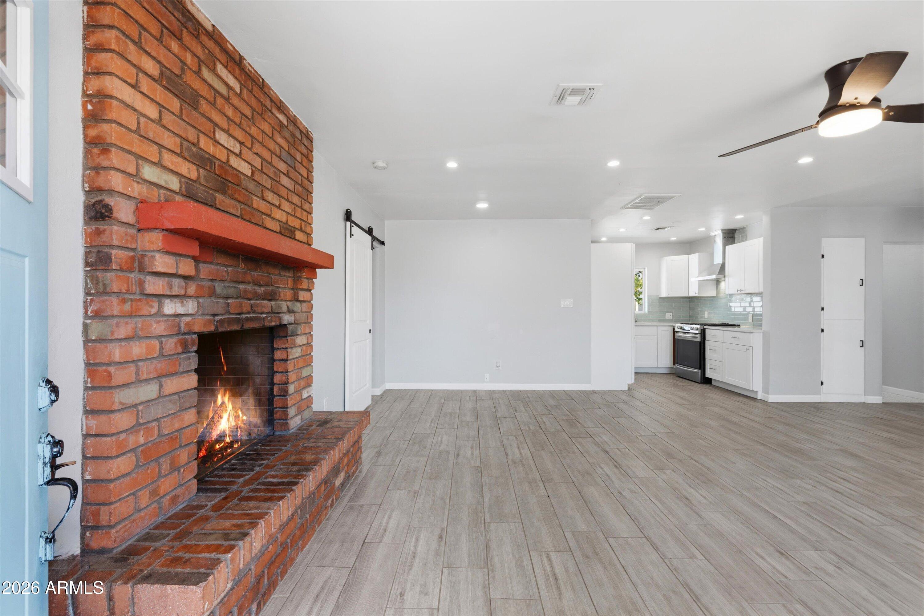 2143 W MINNEZONA Avenue