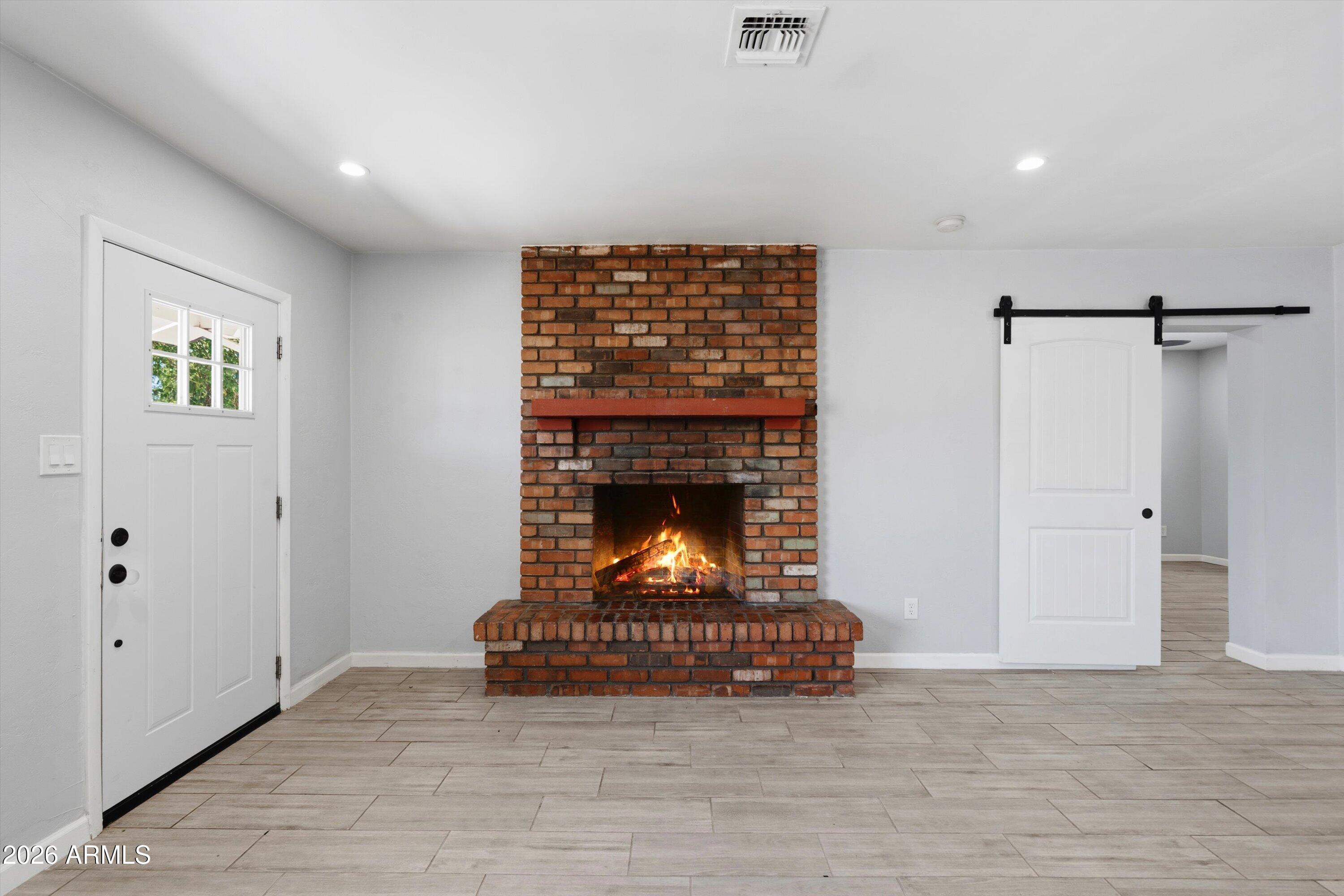 2143 W MINNEZONA Avenue