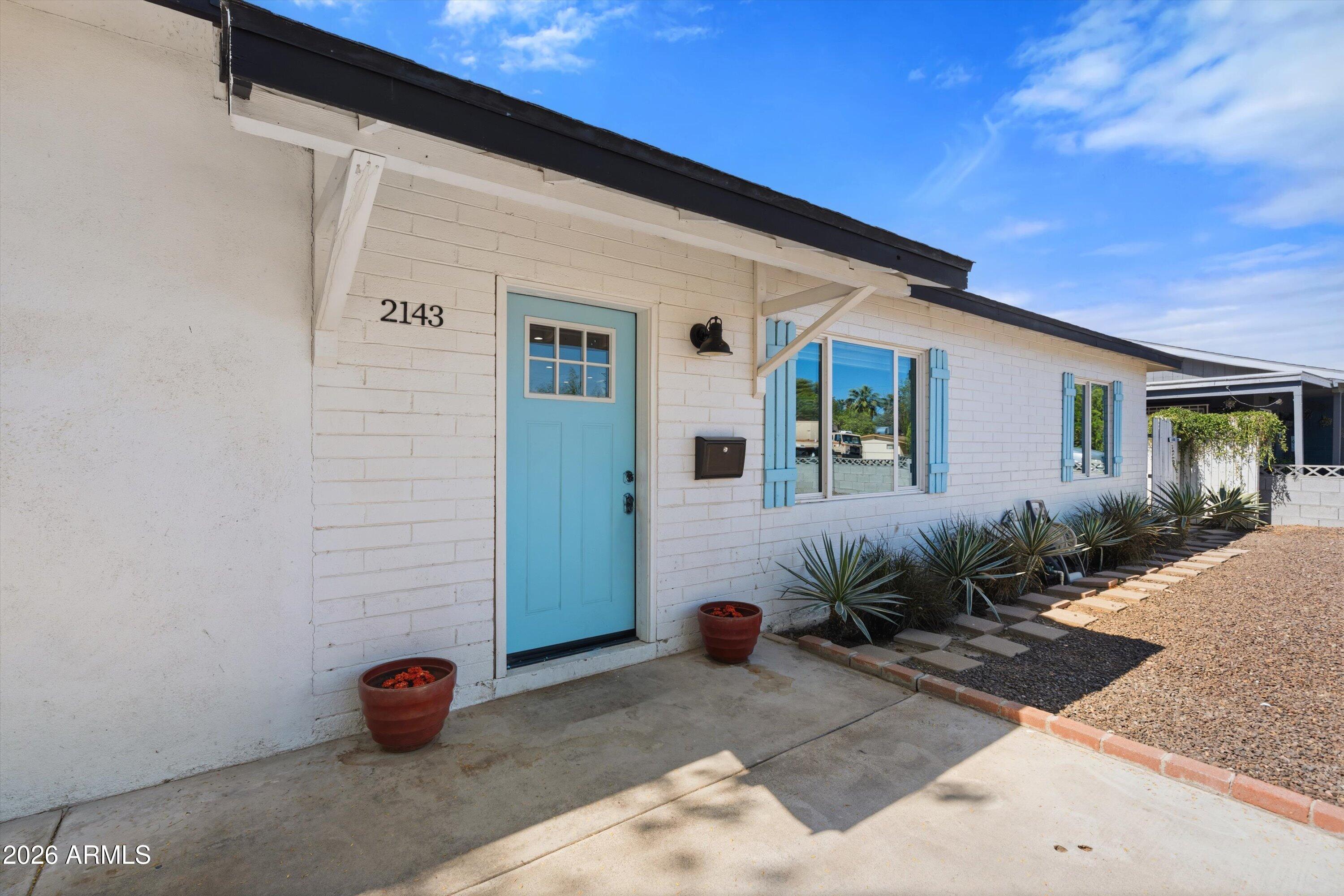 2143 W MINNEZONA Avenue