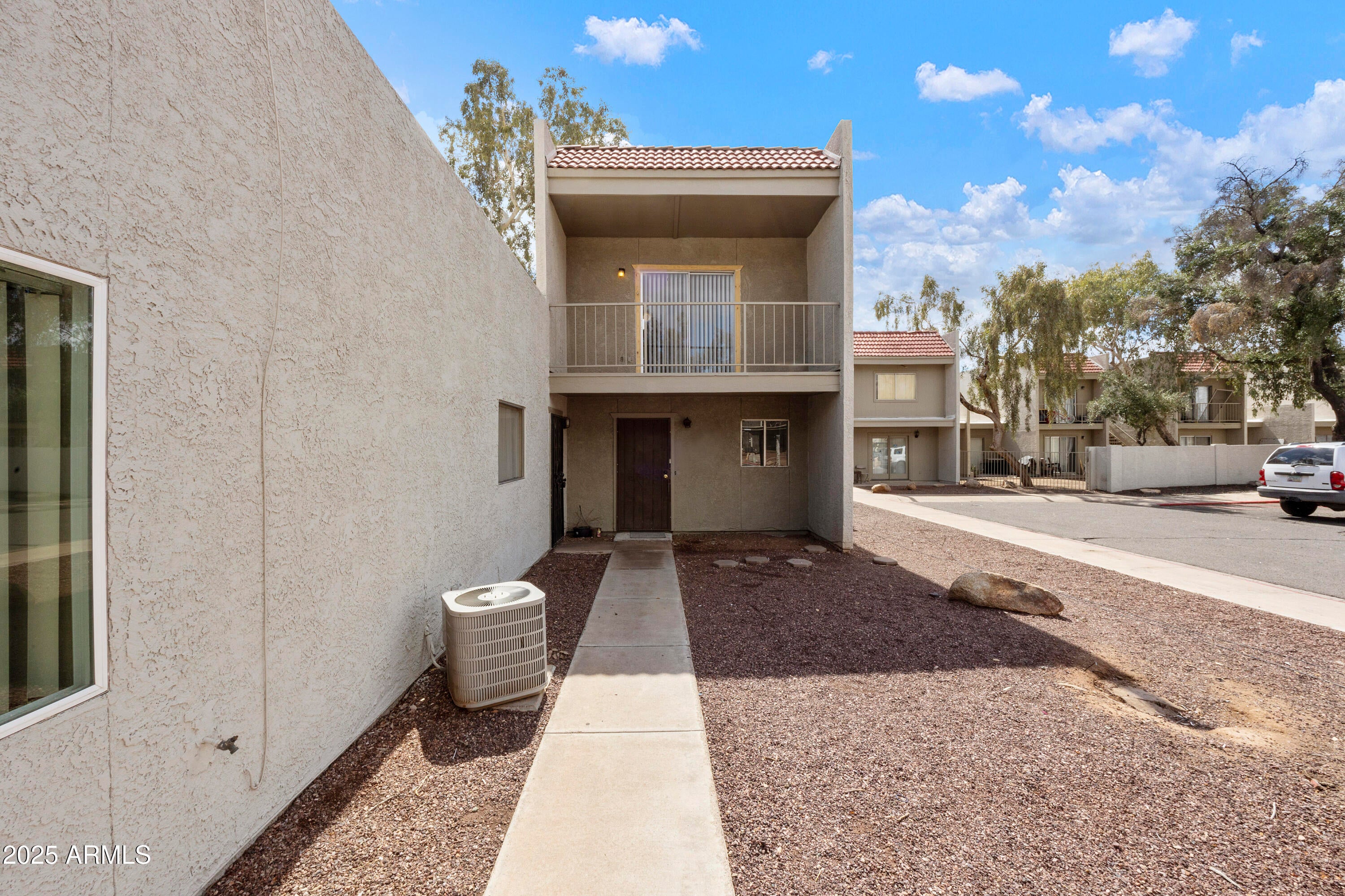 2837 E MARCONI Avenue