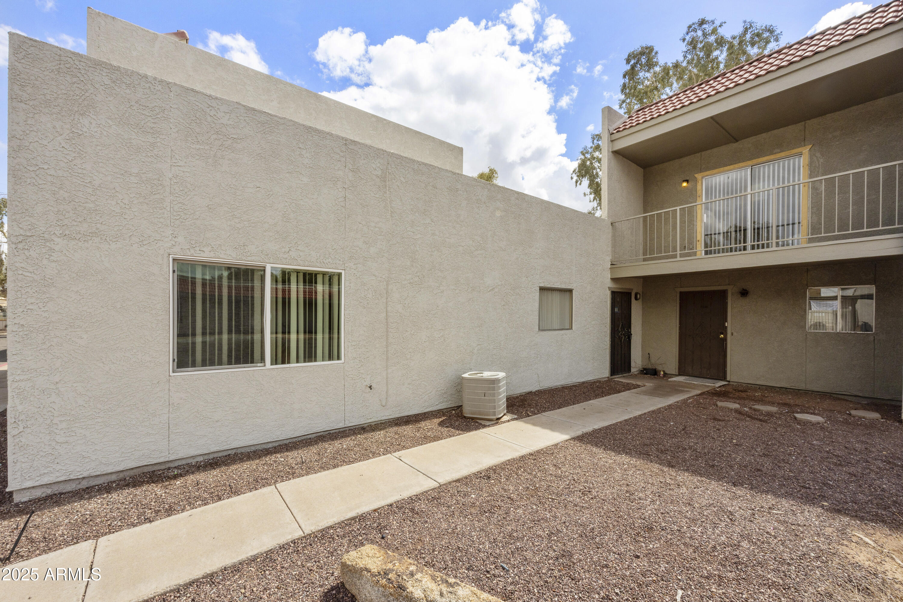 2837 E MARCONI Avenue