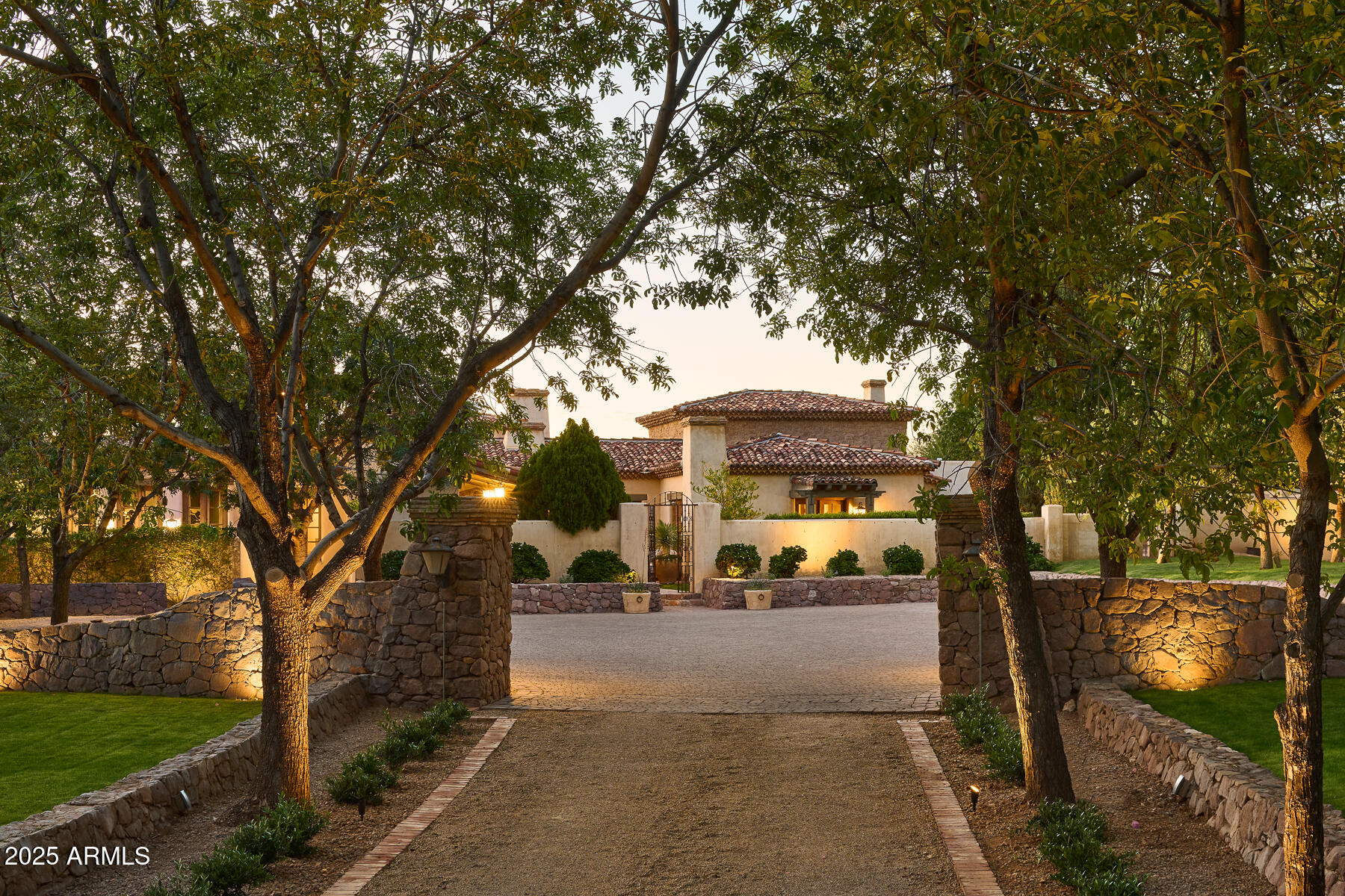 7525 N SHADOW MOUNTAIN Road