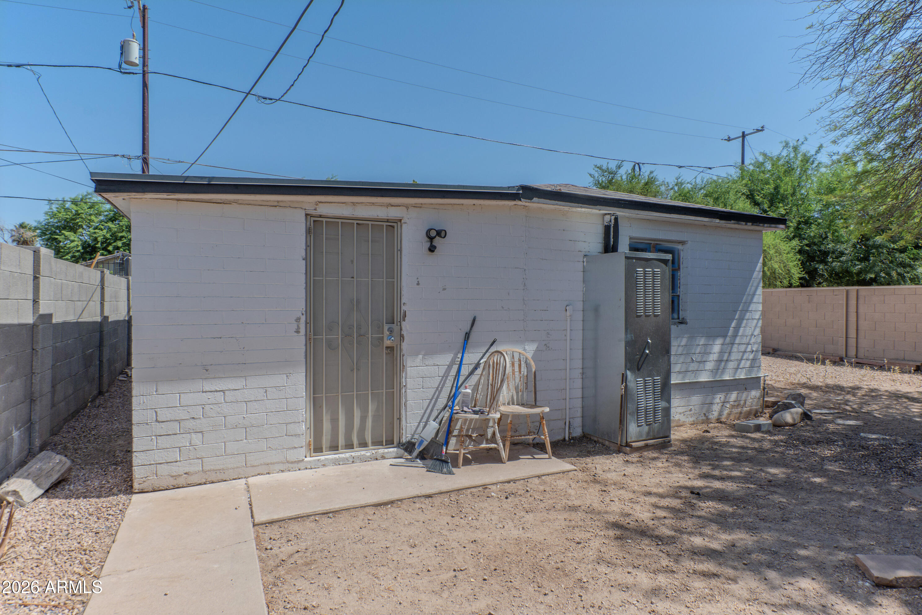 5946 W MYRTLE Avenue