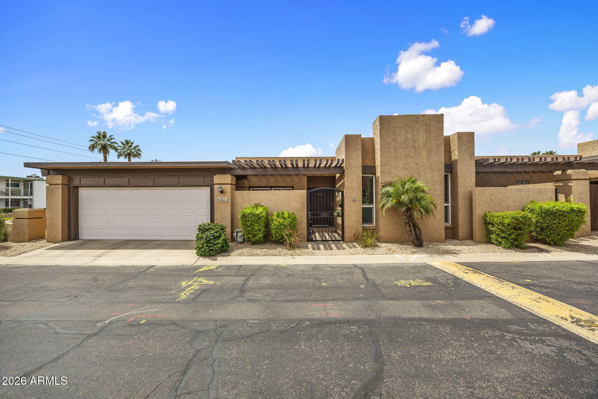 6502 N La Paloma Este --