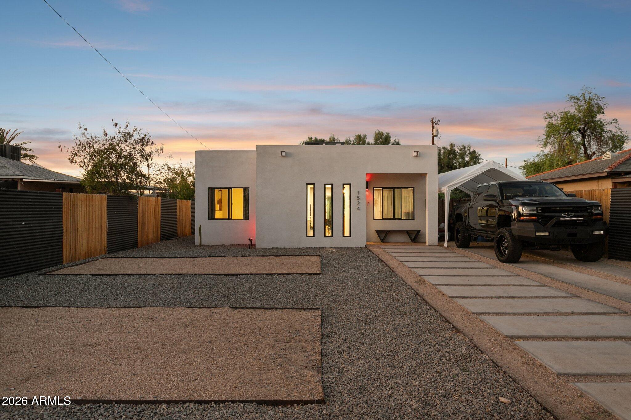 1524 E HARVARD Street