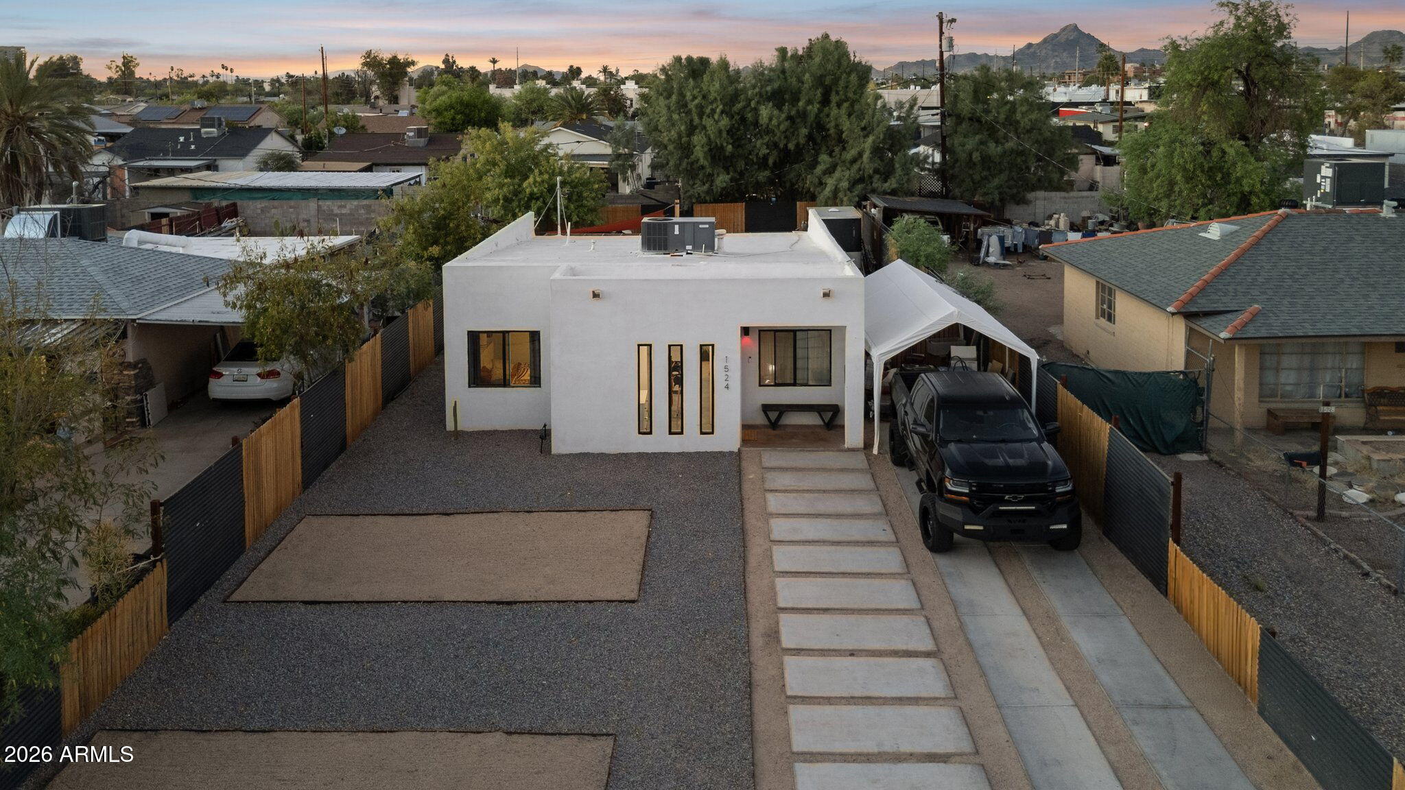 1524 E HARVARD Street