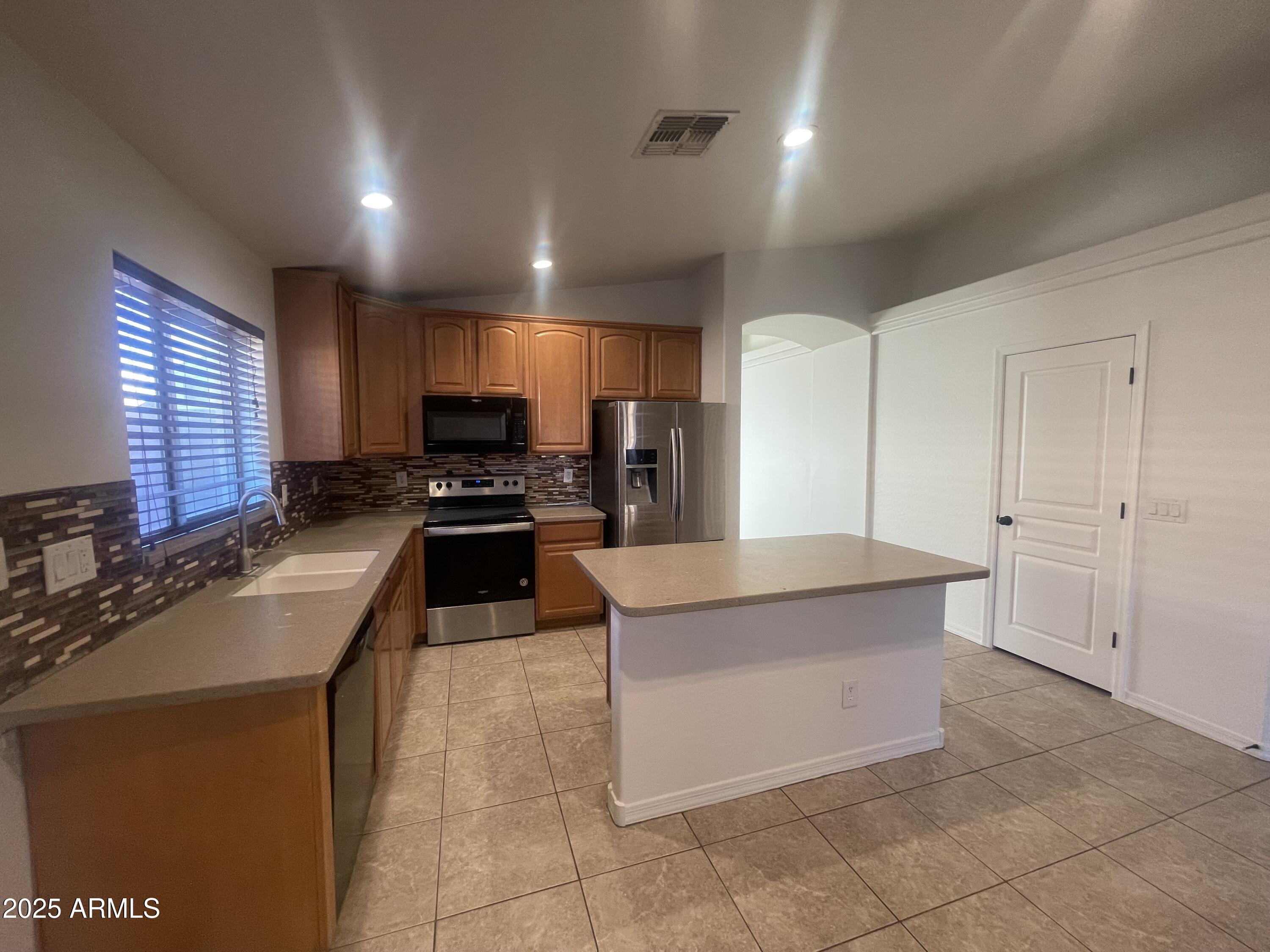 516 E WOLF HOLLOW Drive