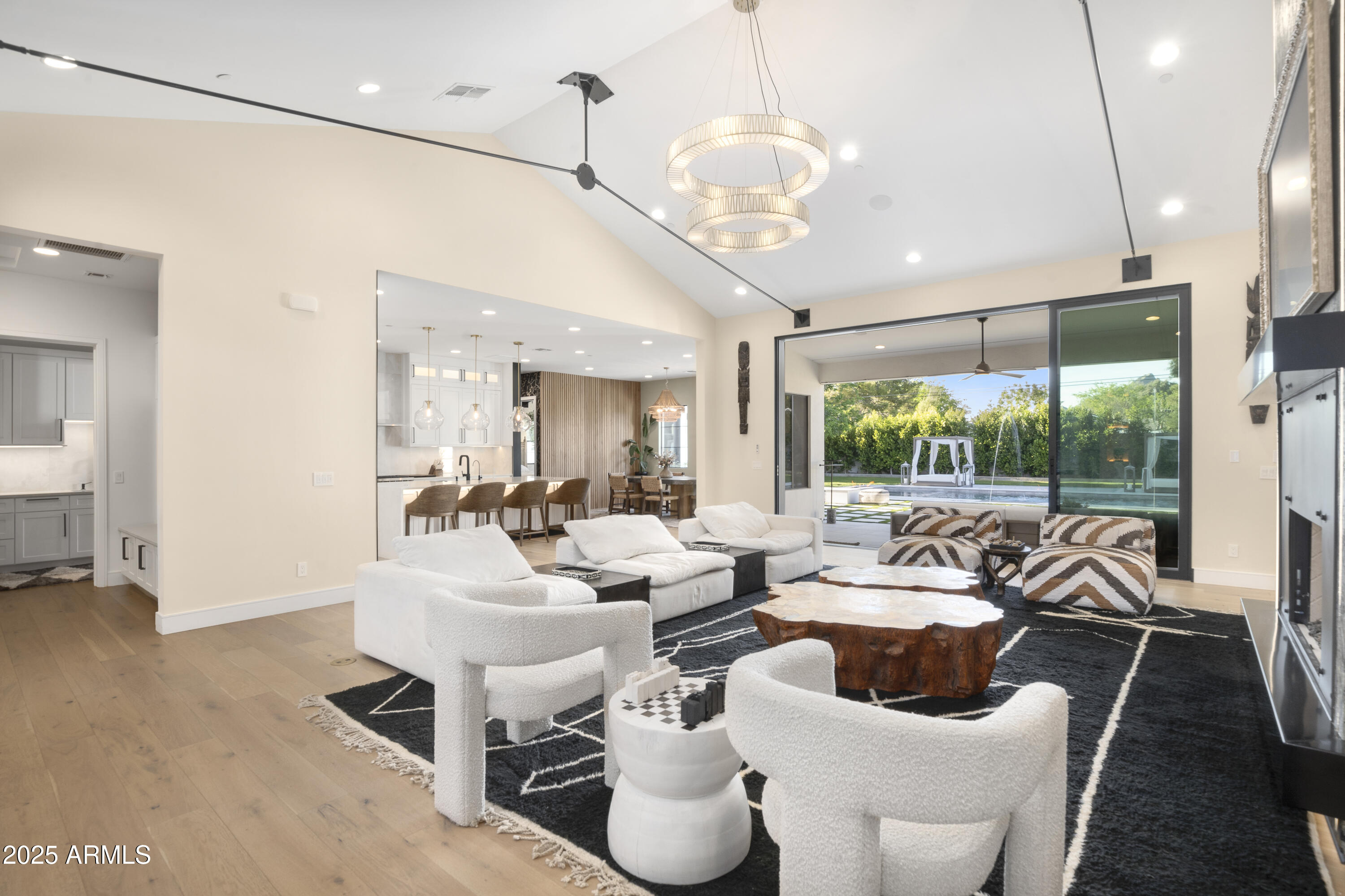 2912 E PIERSON Street