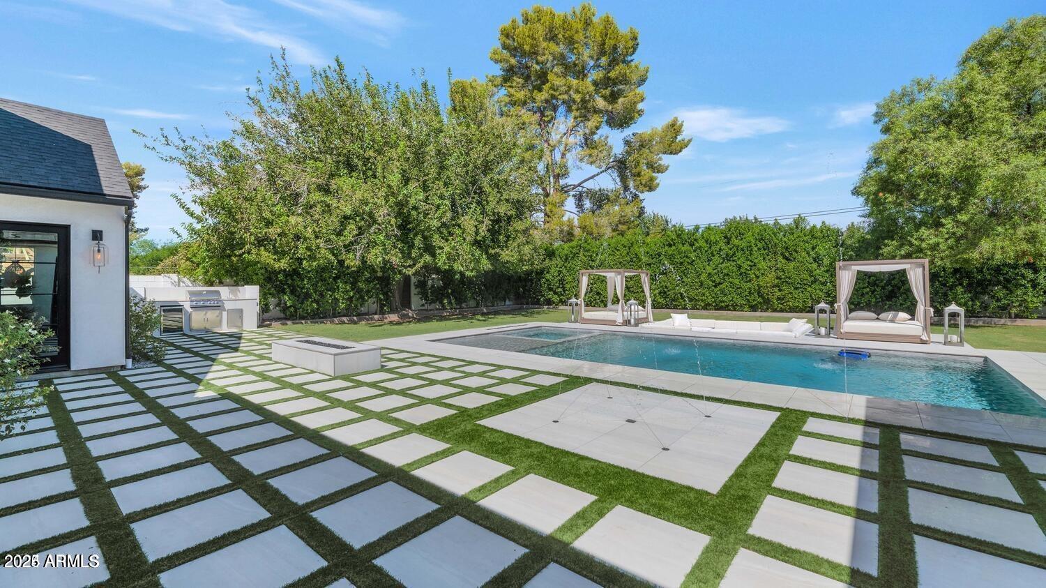 2912 E PIERSON Street