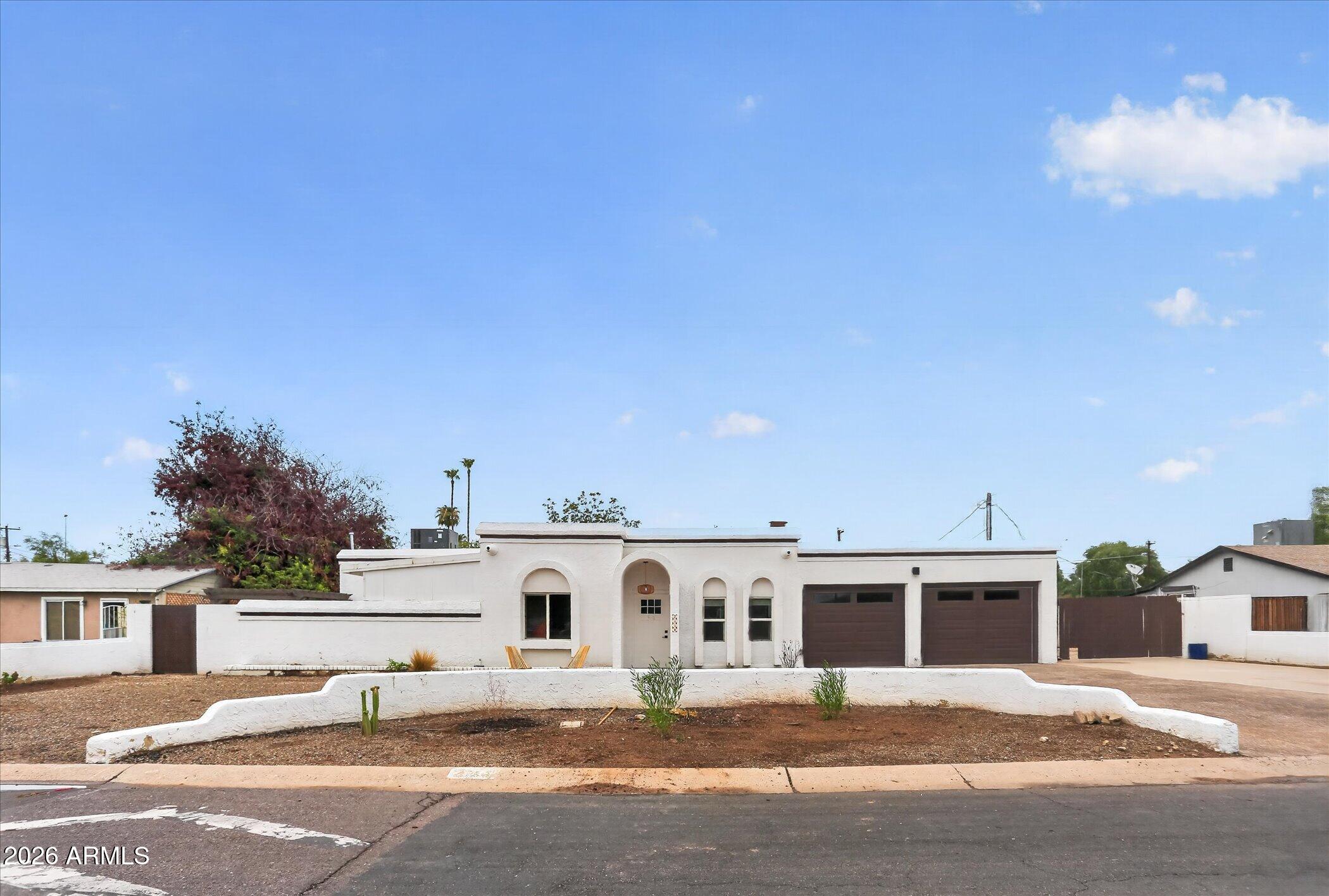 2334 W AUGUSTA Avenue